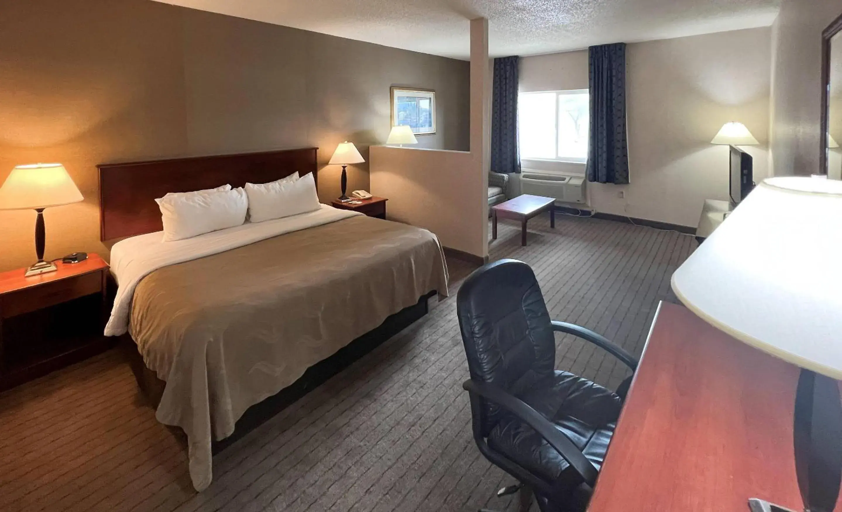 Bedroom, Bed in Quality Inn & Suites Grants - I-40 Bedroom, Bed in Quality Inn & Suites Grants - I-40