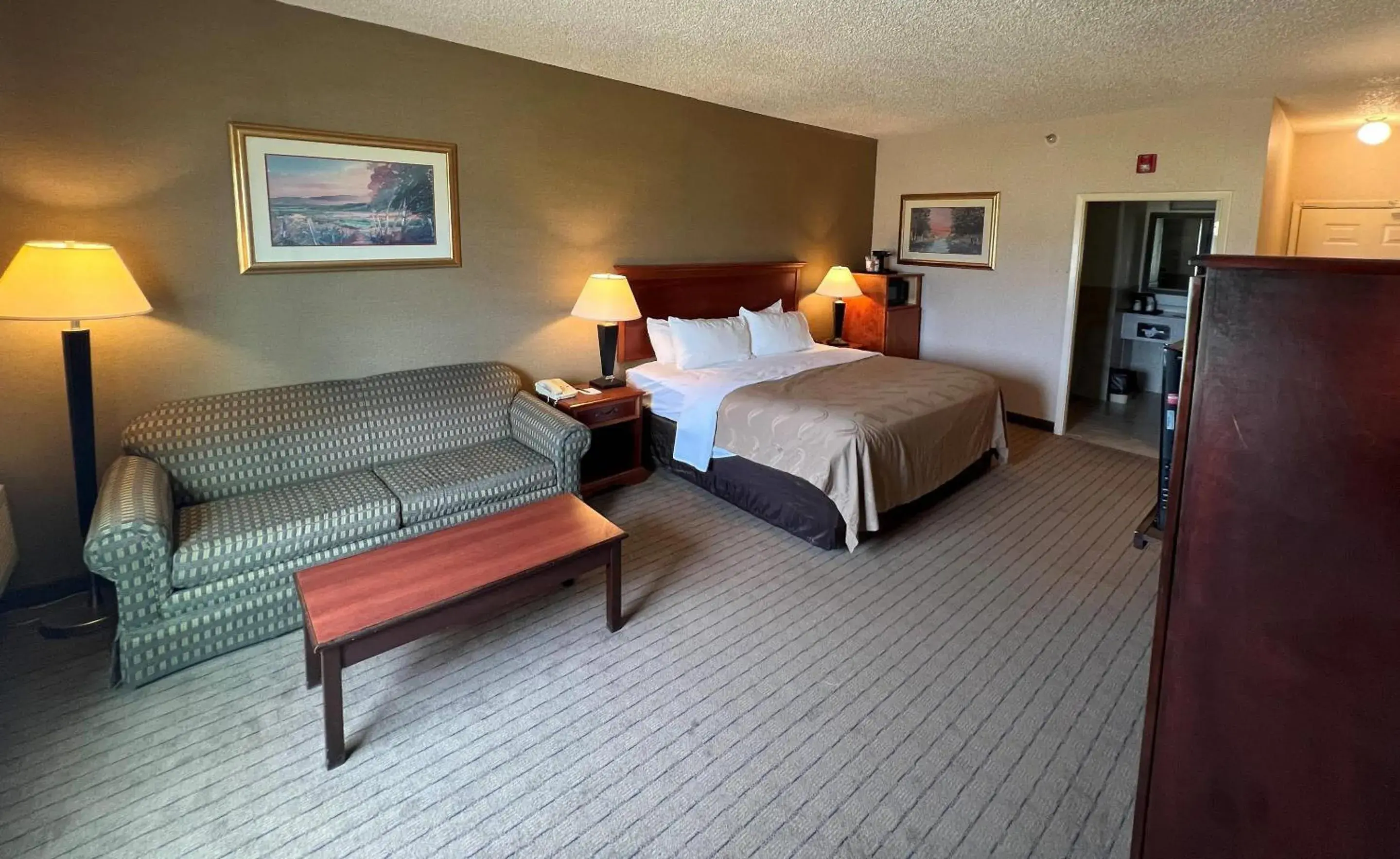 Bedroom, Bed in Quality Inn & Suites Grants - I-40 Bedroom, Bed in Quality Inn & Suites Grants - I-40