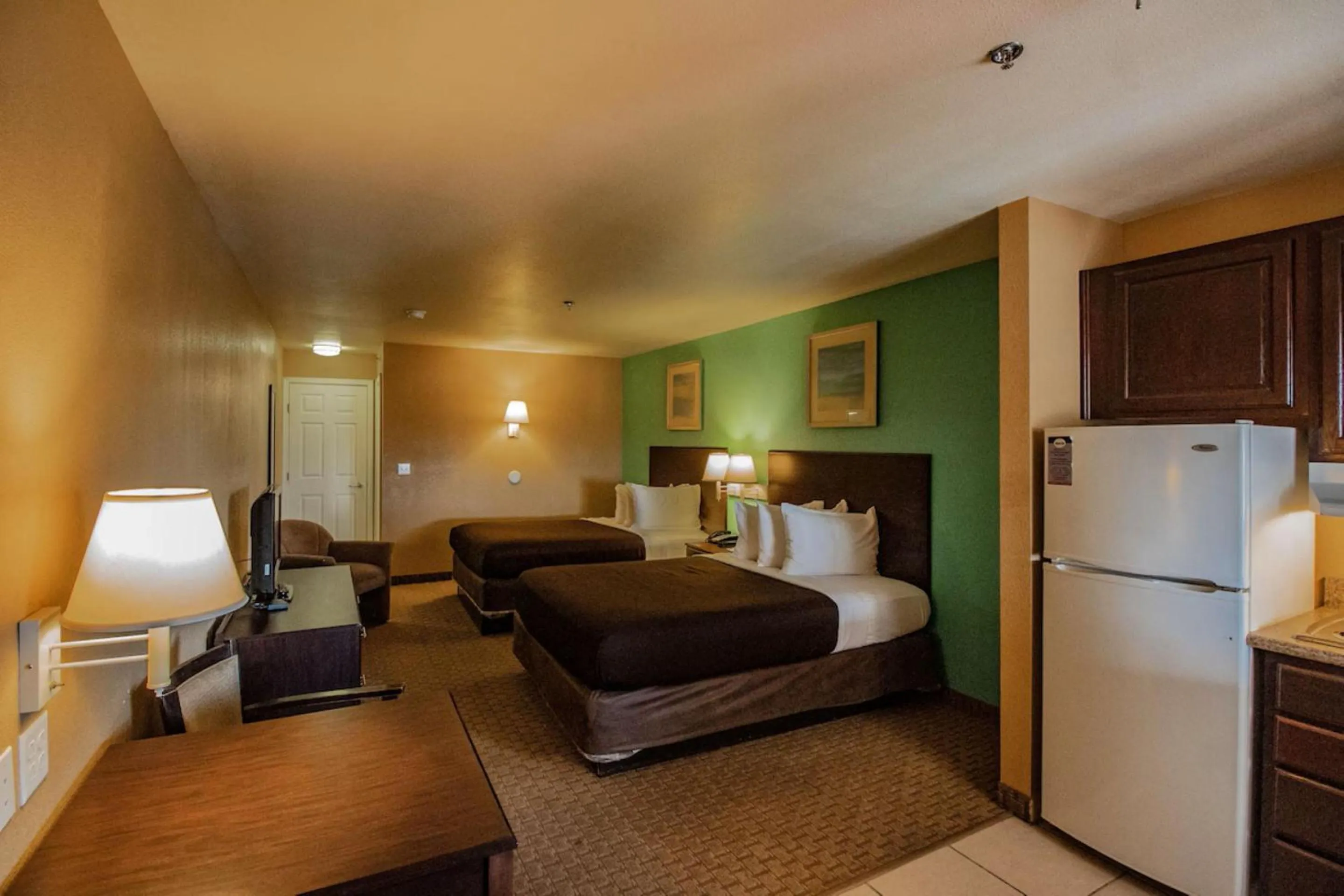 Photo of the whole room, Bed in Suburban Studios Alamogordo