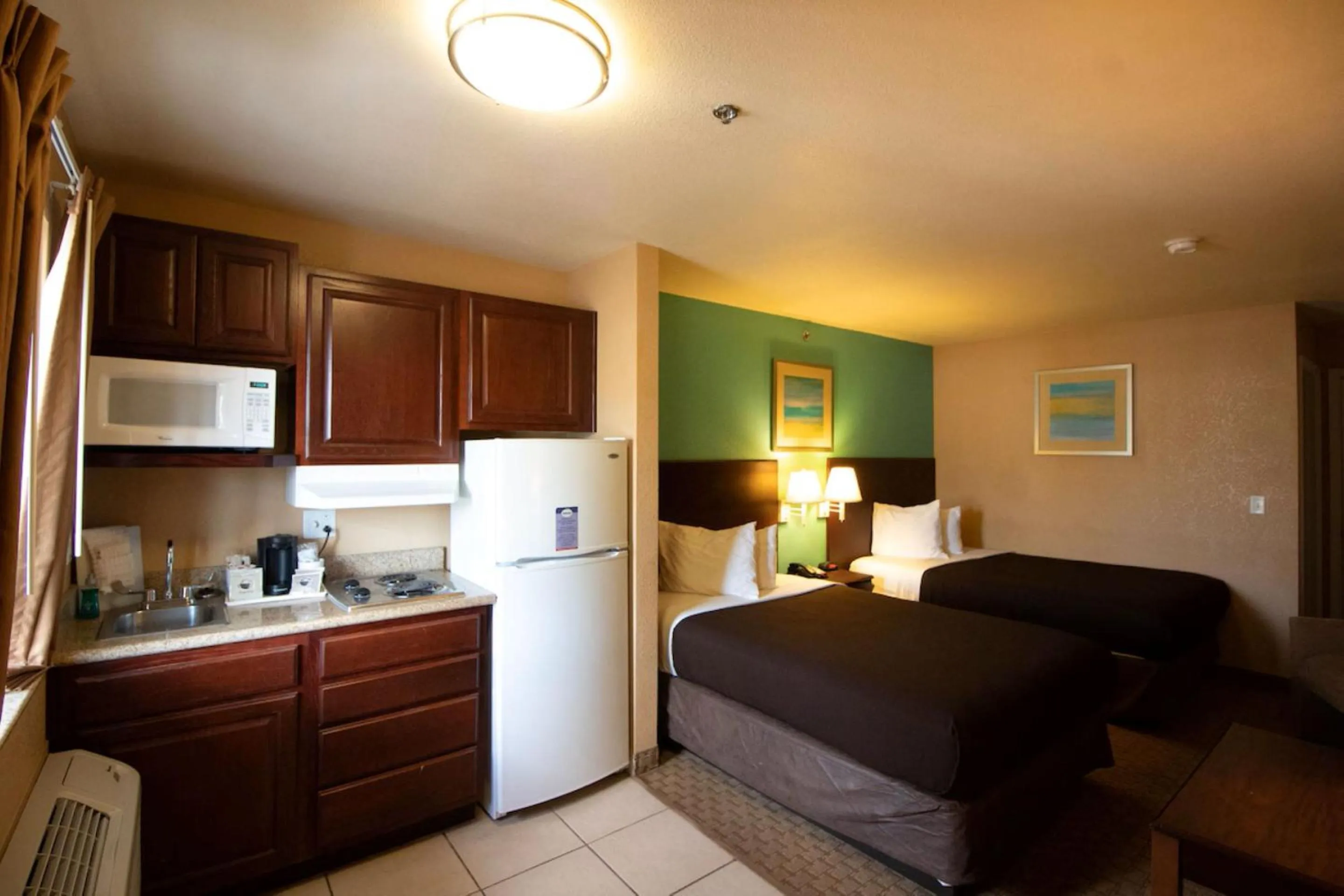 Photo of the whole room, Bed in Suburban Studios Alamogordo