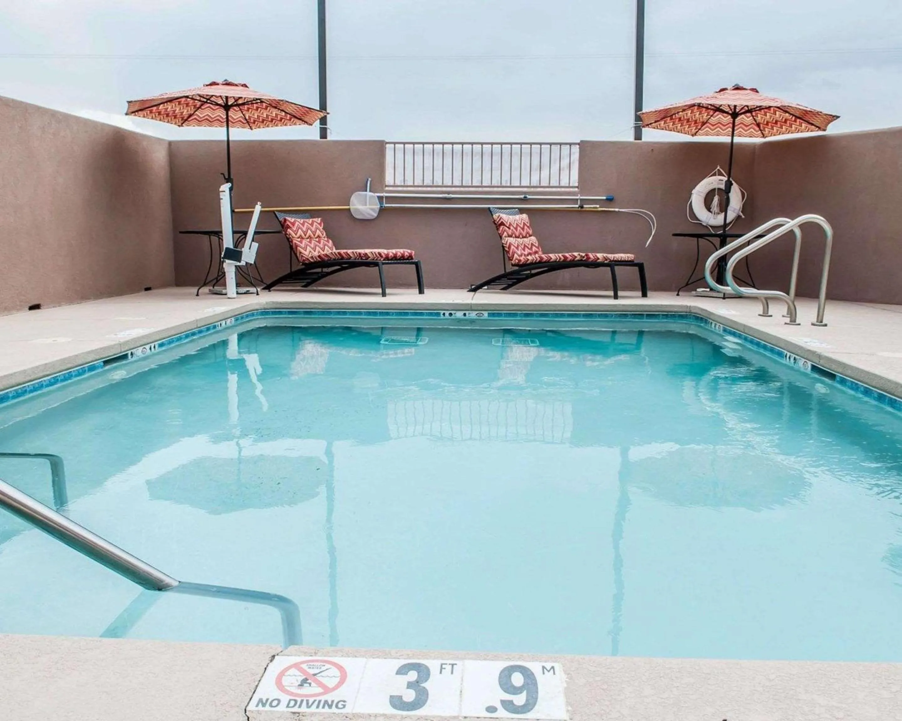 Swimming pool in Suburban Studios Alamogordo