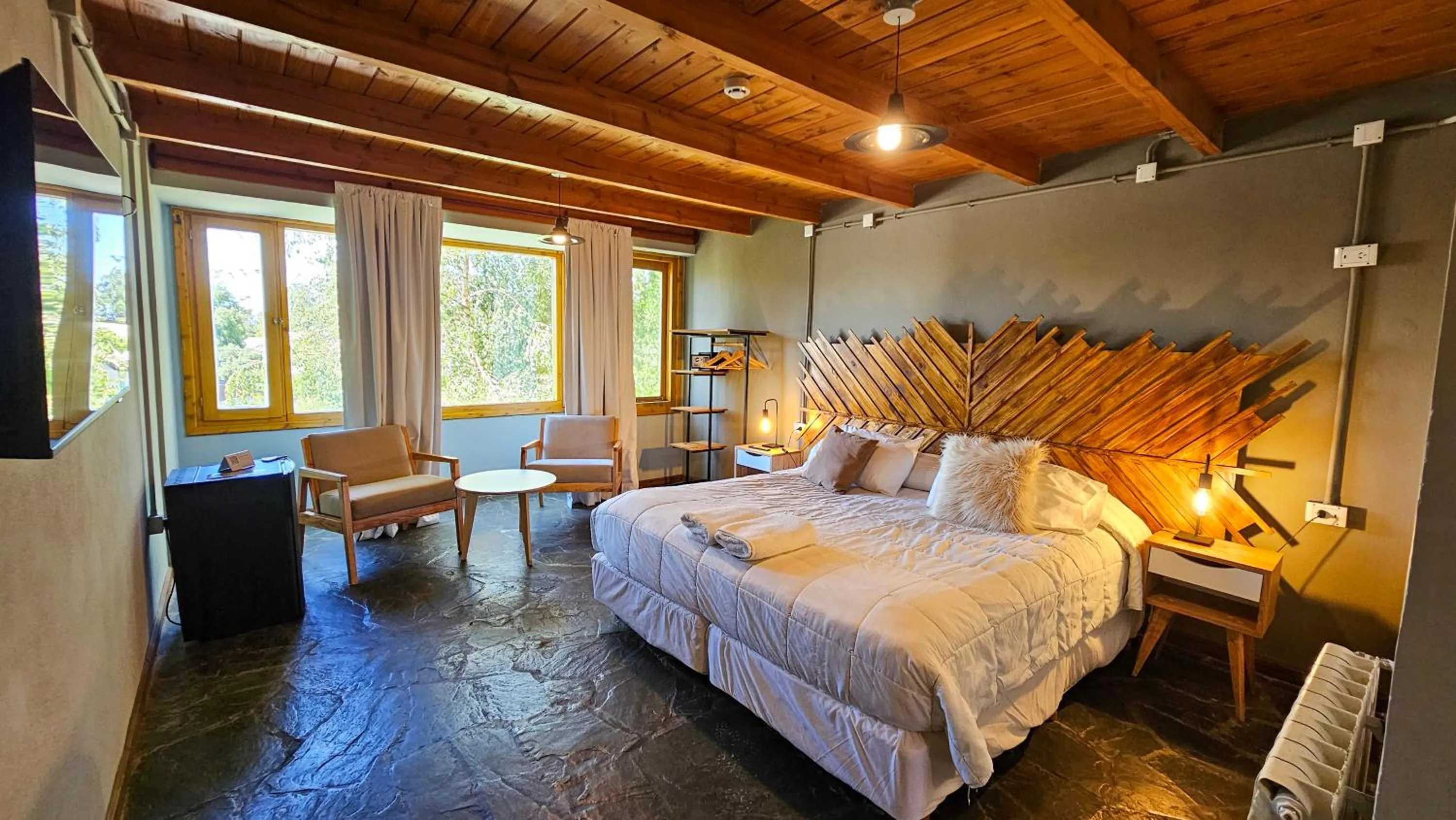 Living room, Bed in Pioneros Suites by Grupo Tierra Gaucha