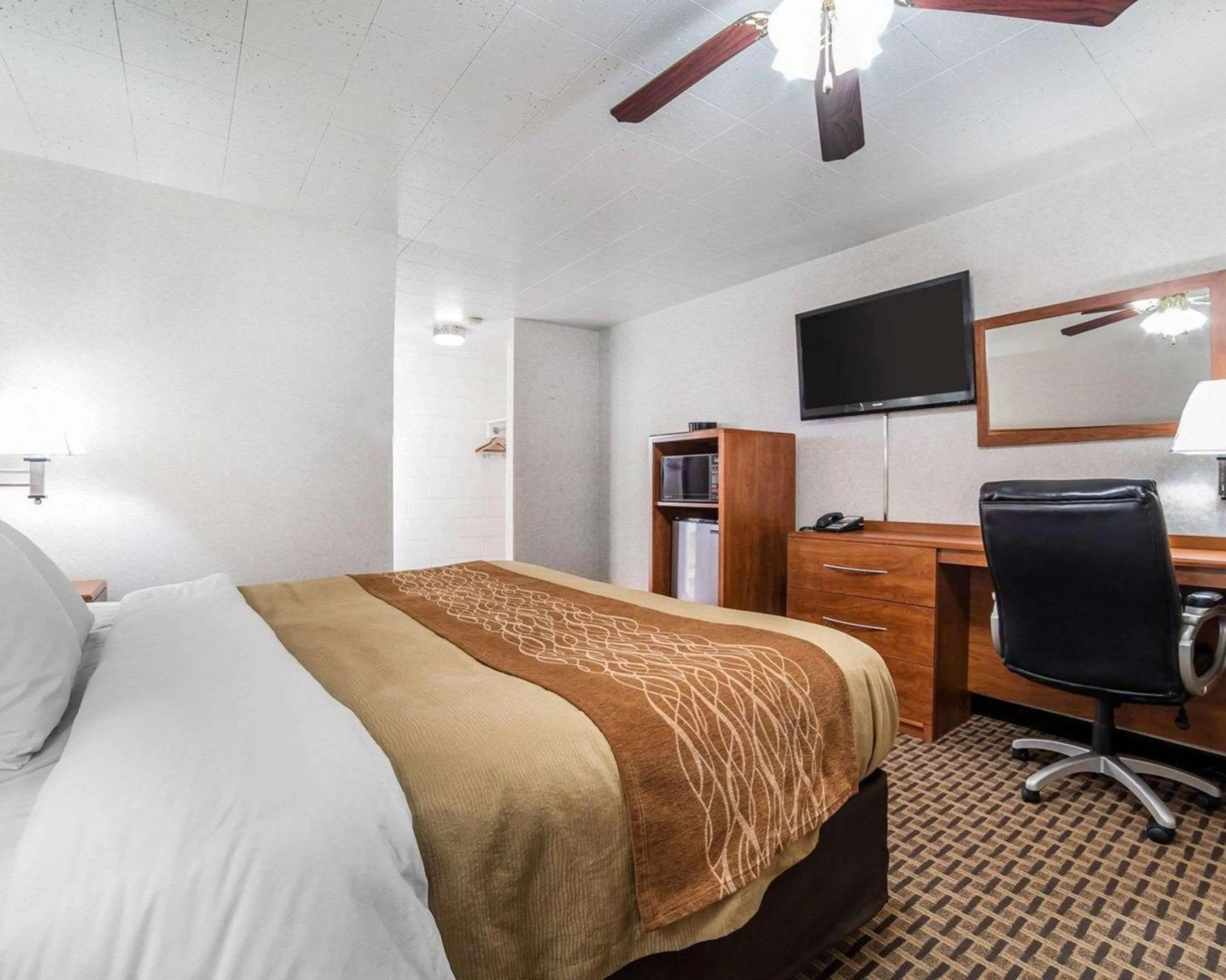 Photo of the whole room, Bed in Rodeway Inn Elko Downtown Area