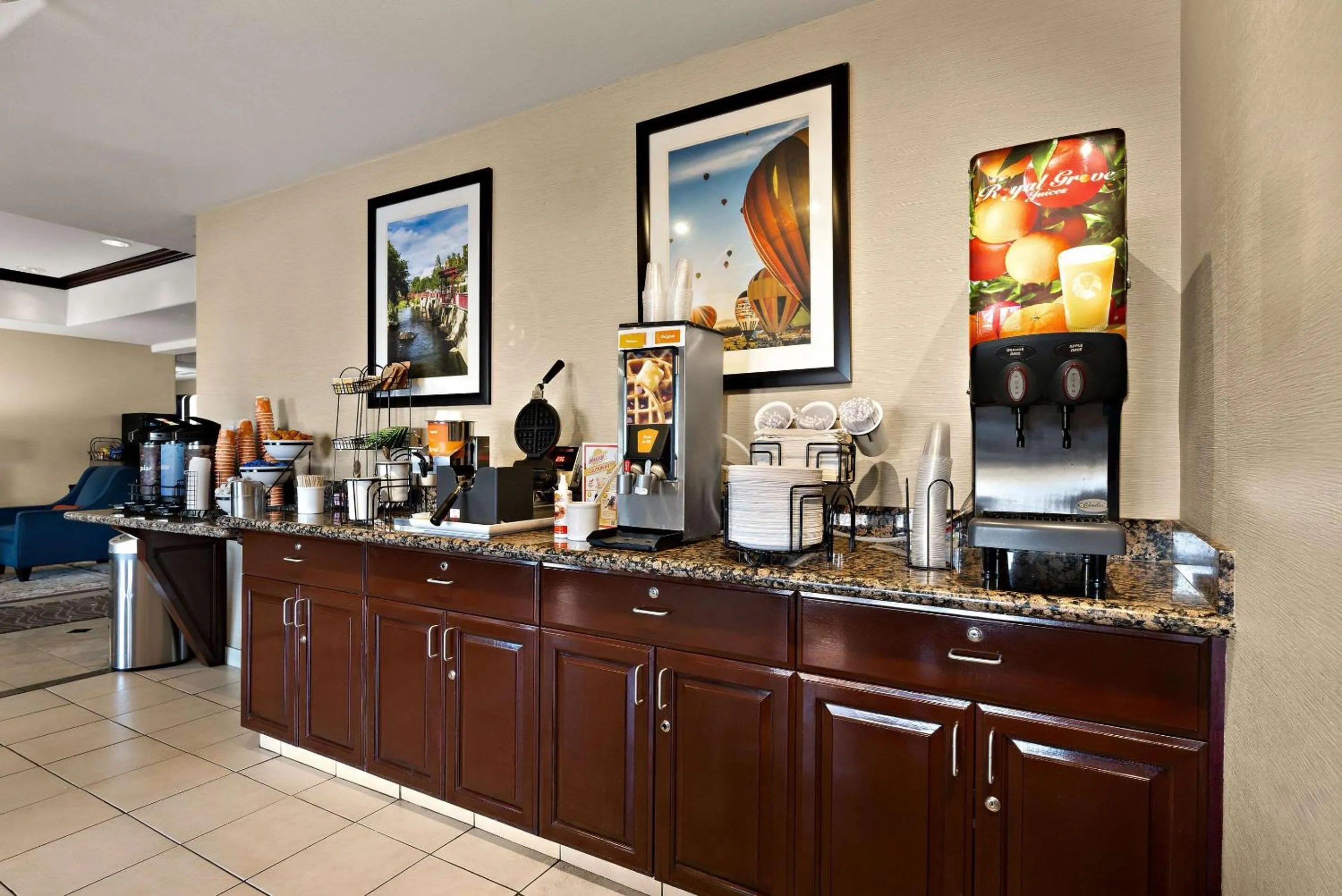 Breakfast in Comfort Inn & Suites Airport Convention Center