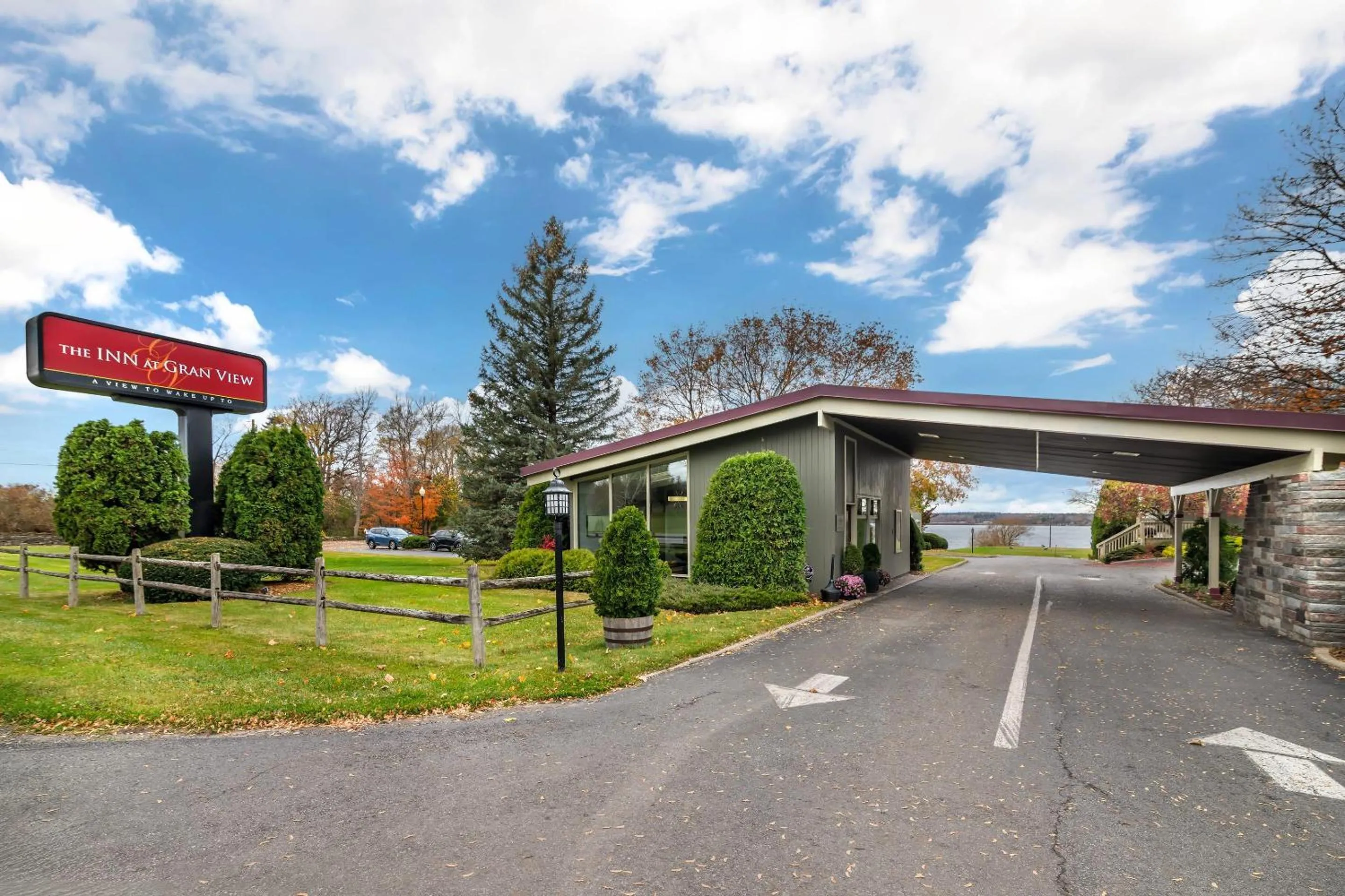 Property building in The Inn at Gran View Ogdensburg, an Ascend Collection Hotel
