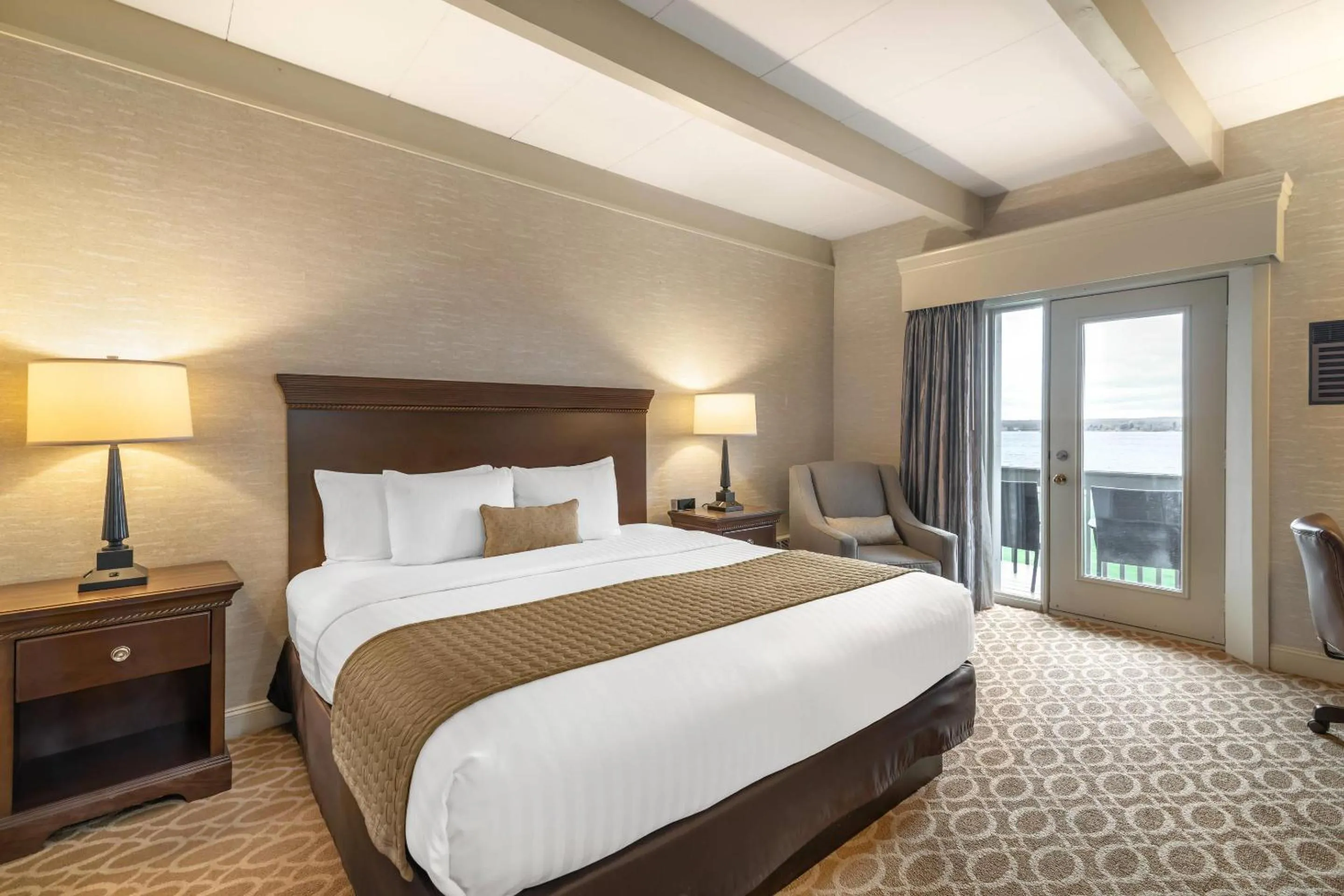 Bedroom, Bed in The Inn at Gran View Ogdensburg, an Ascend Collection Hotel