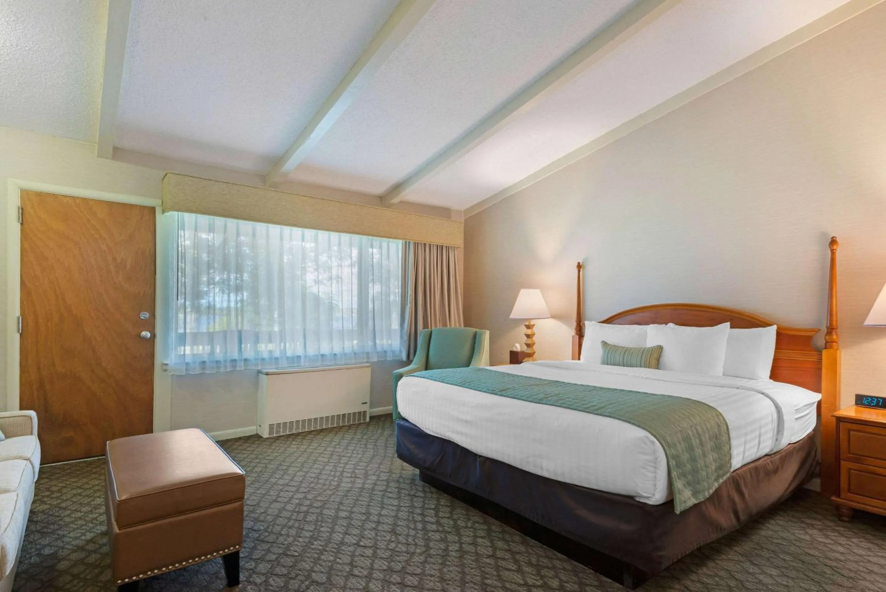 Bedroom, Bed in The Inn at Gran View Ogdensburg, an Ascend Collection Hotel