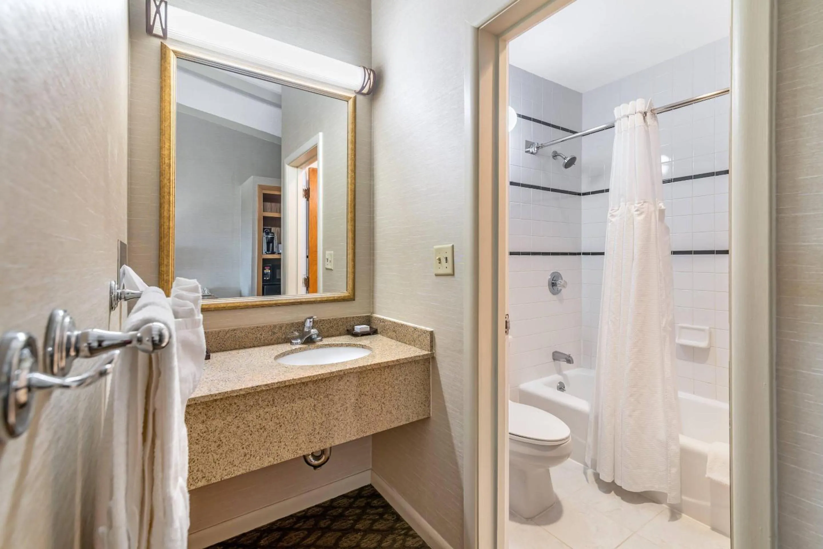 Bedroom in The Inn at Gran View Ogdensburg, an Ascend Collection Hotel