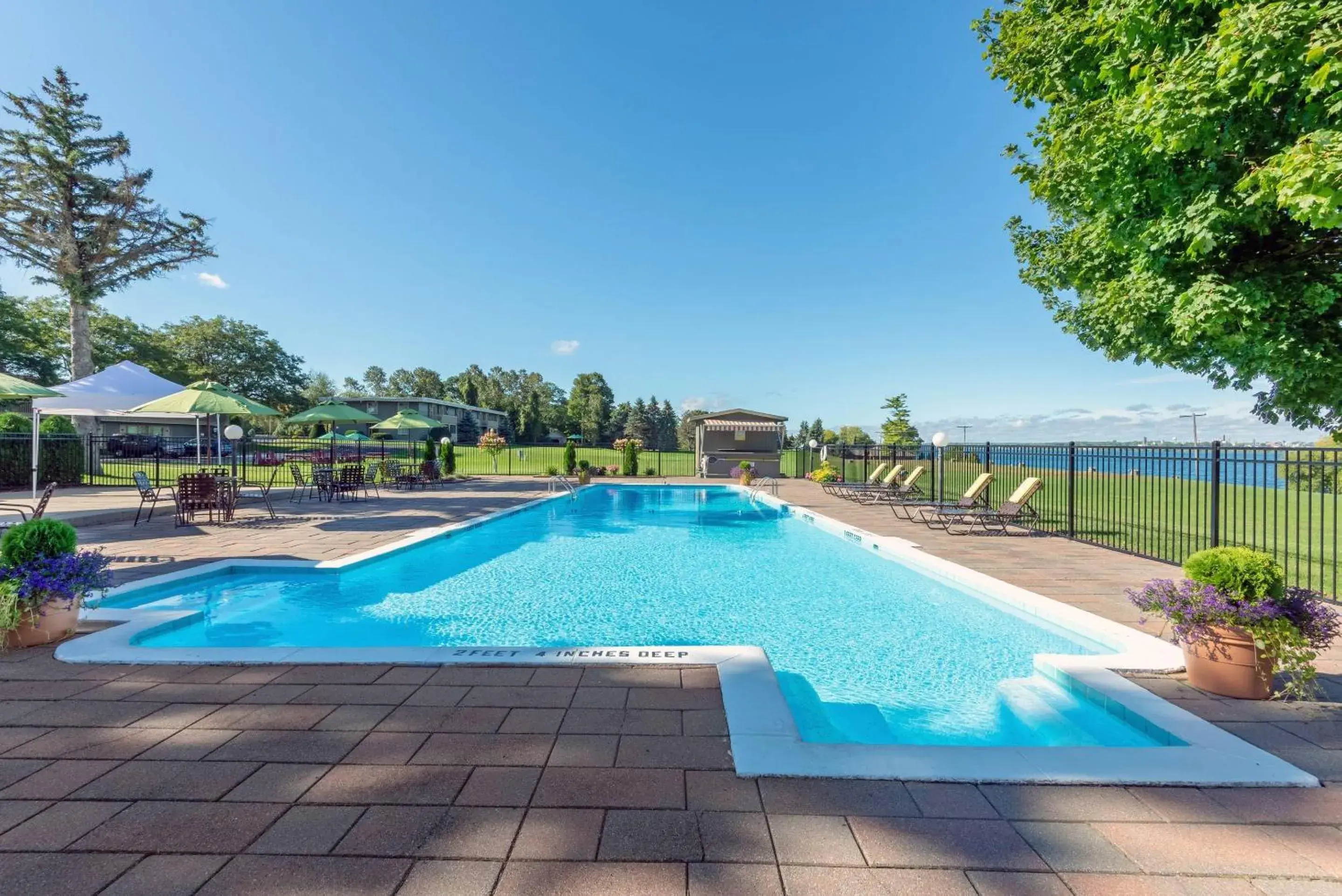 Swimming pool in The Inn at Gran View Ogdensburg, an Ascend Collection Hotel Swimming pool in The Inn at Gran View Ogdensburg, an Ascend Collection Hotel