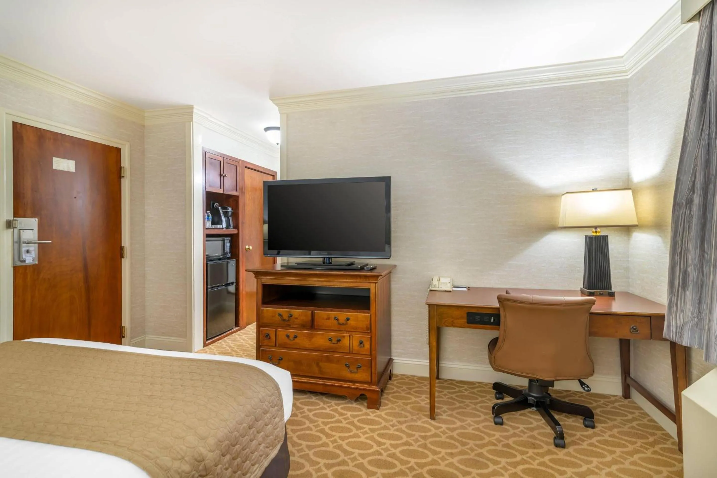 Bedroom, Bed in The Inn at Gran View Ogdensburg, an Ascend Collection Hotel