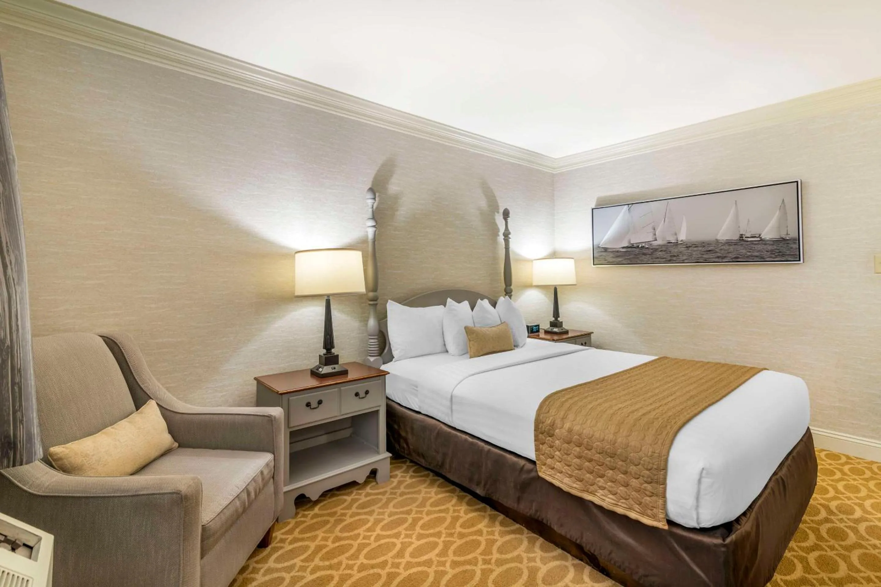 Bedroom, Bed in The Inn at Gran View Ogdensburg, an Ascend Collection Hotel