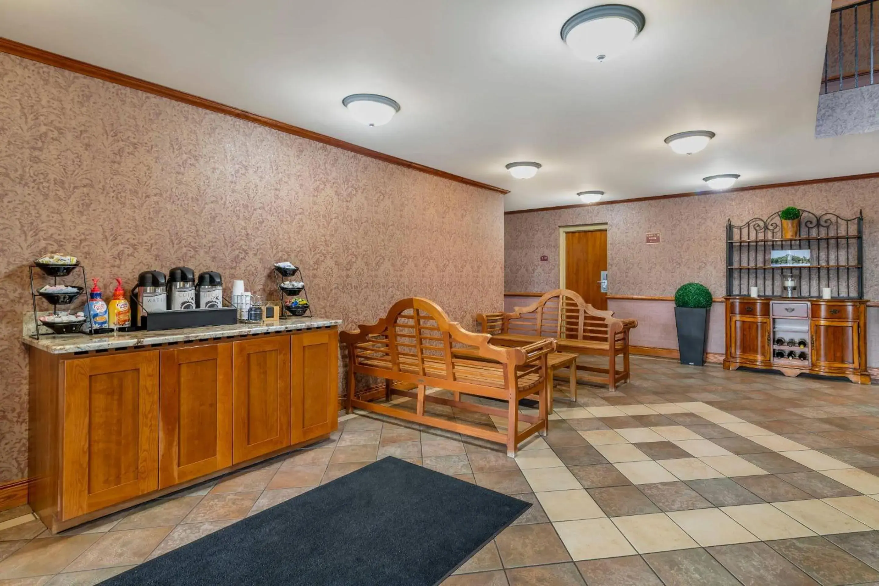 Lobby or reception in The Inn at Gran View Ogdensburg, an Ascend Collection Hotel Lobby or reception in The Inn at Gran View Ogdensburg, an Ascend Collection Hotel