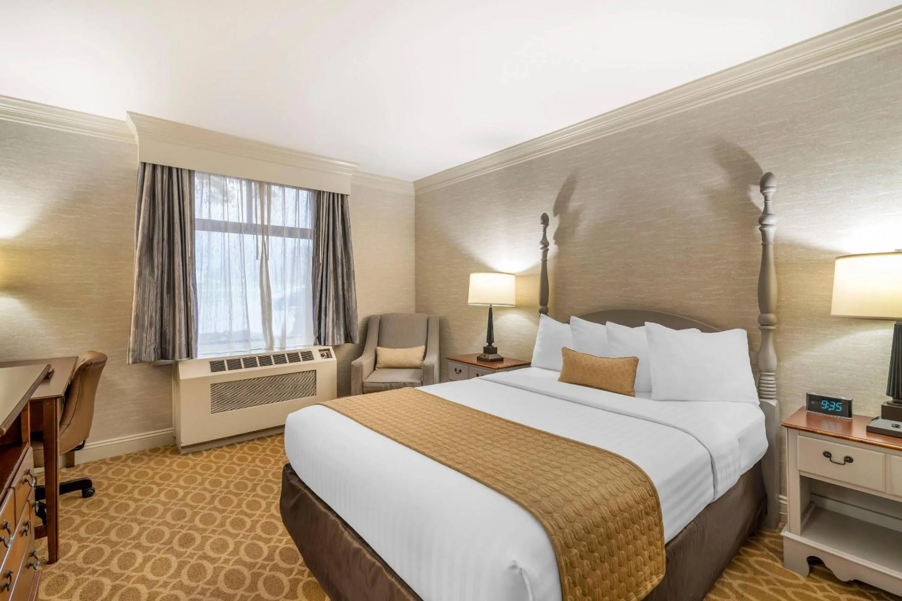 Bedroom, Bed in The Inn at Gran View Ogdensburg, an Ascend Collection Hotel