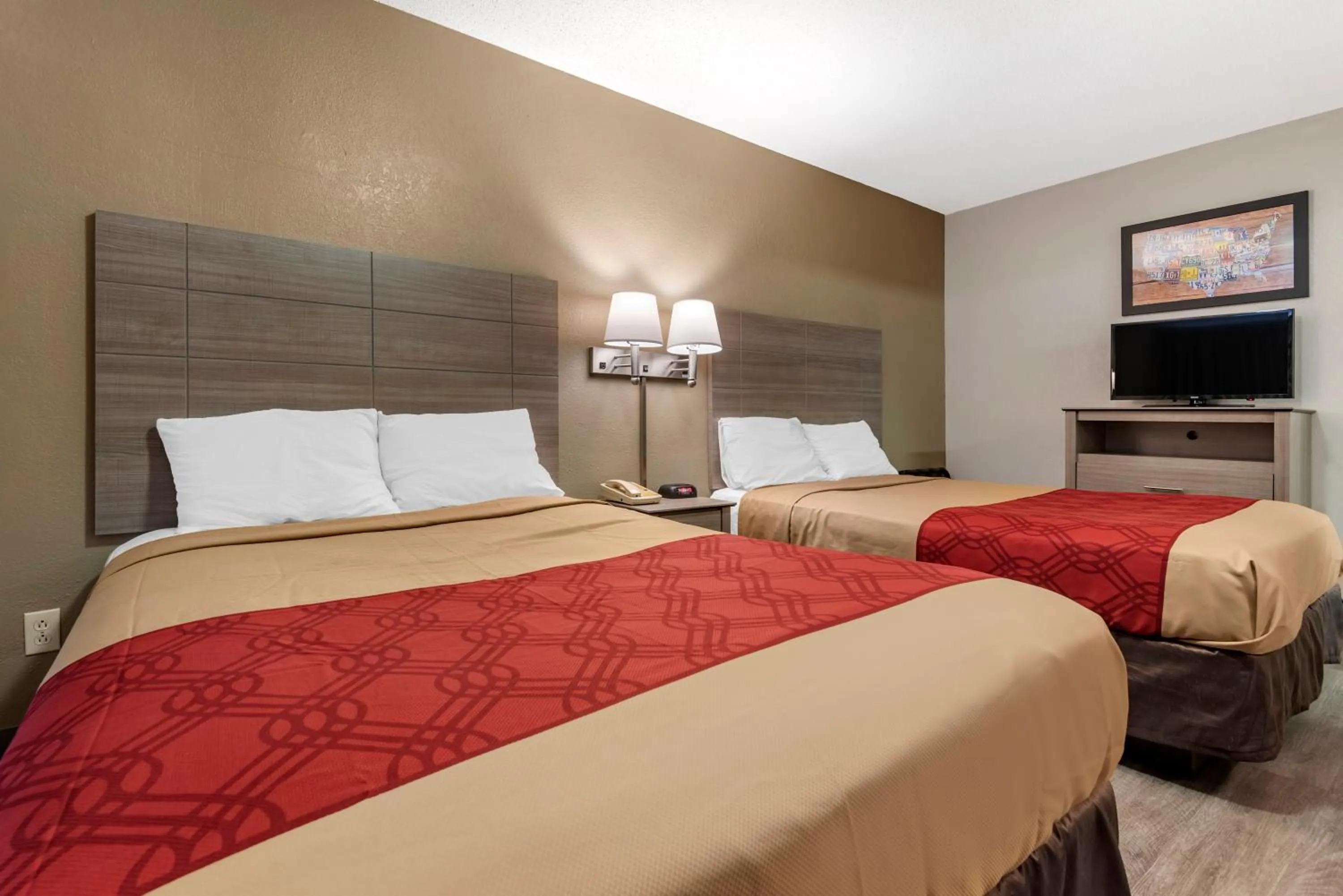 Bed in Econo Lodge Dewitt I-90