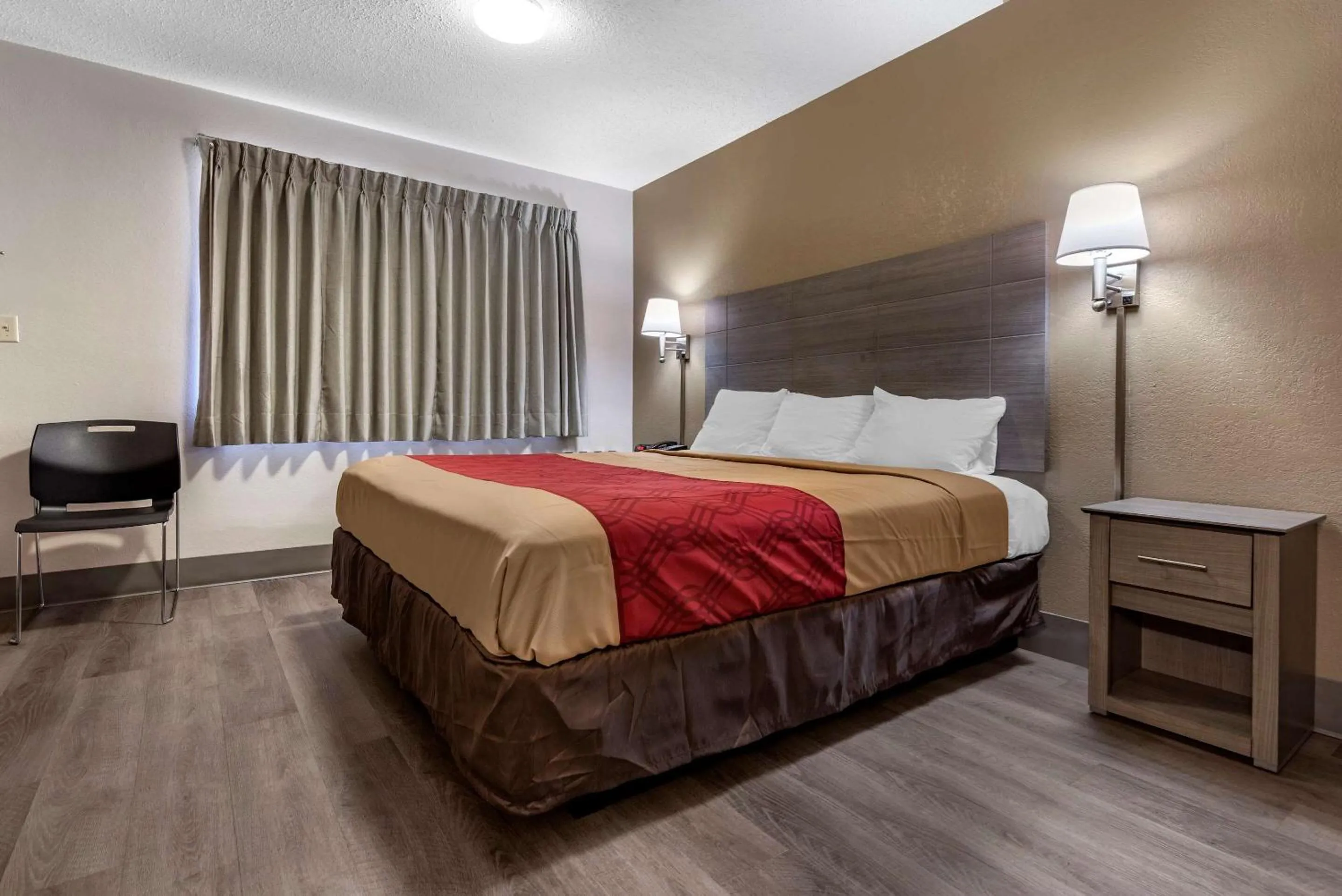 Photo of the whole room, Bed in Econo Lodge Dewitt I-90