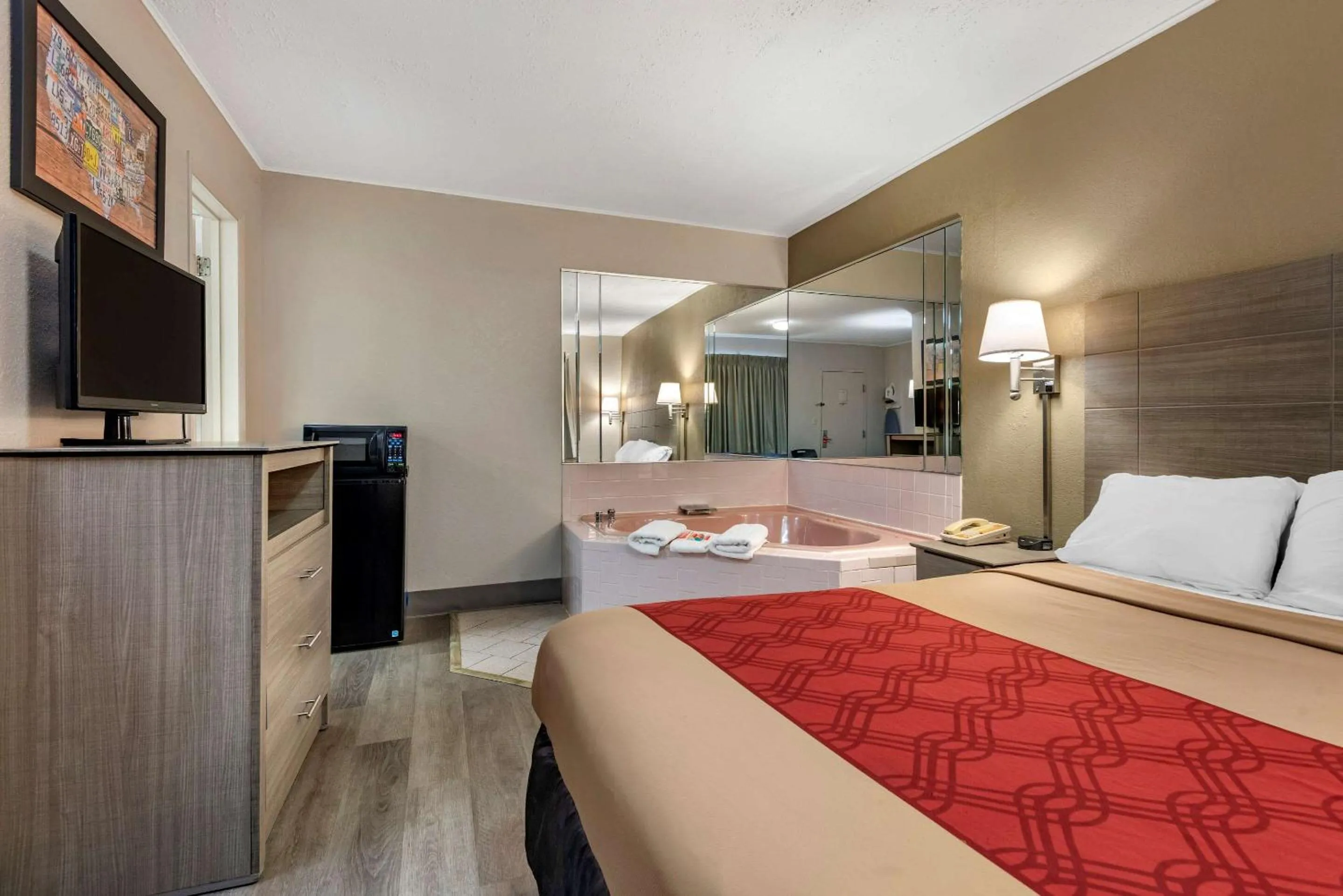 Photo of the whole room, Bed in Econo Lodge Dewitt I-90