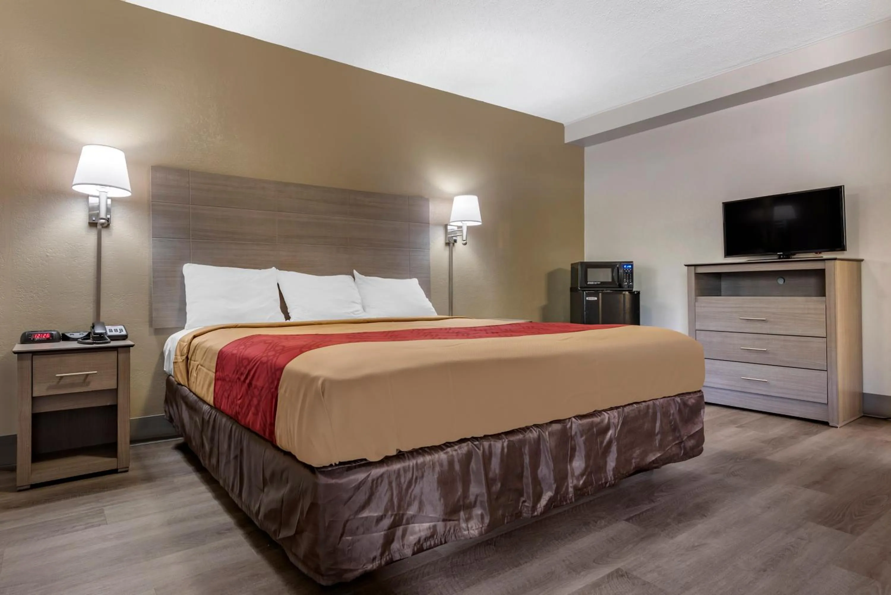 Bed in Econo Lodge Dewitt I-90