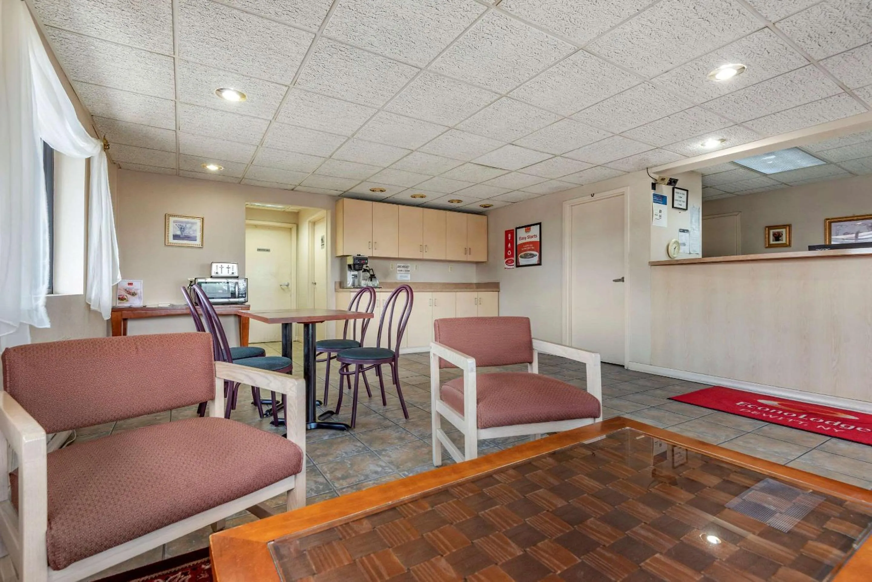 Lobby or reception in Econo Lodge Dewitt I-90
