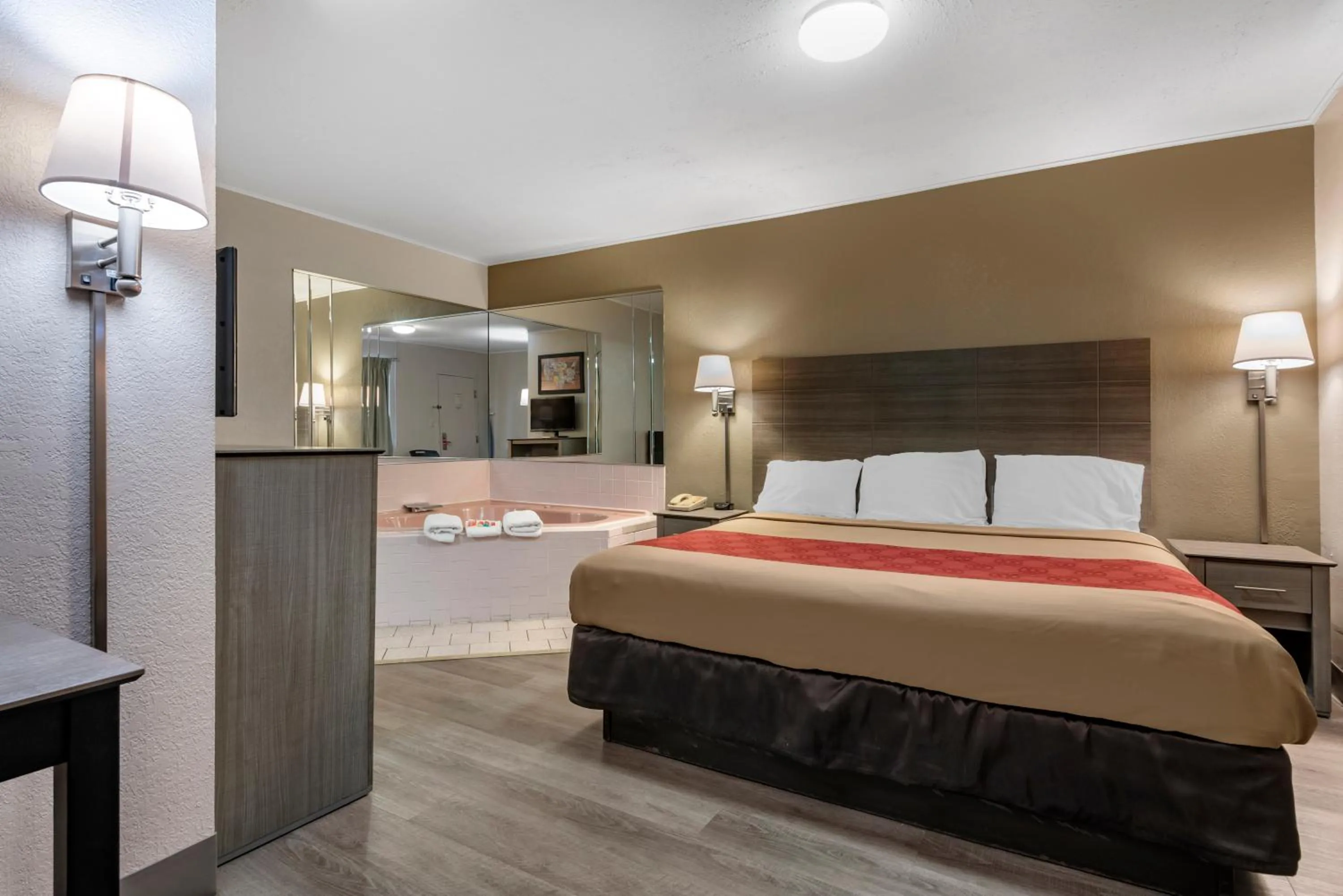 Photo of the whole room, Bed in Econo Lodge Dewitt I-90