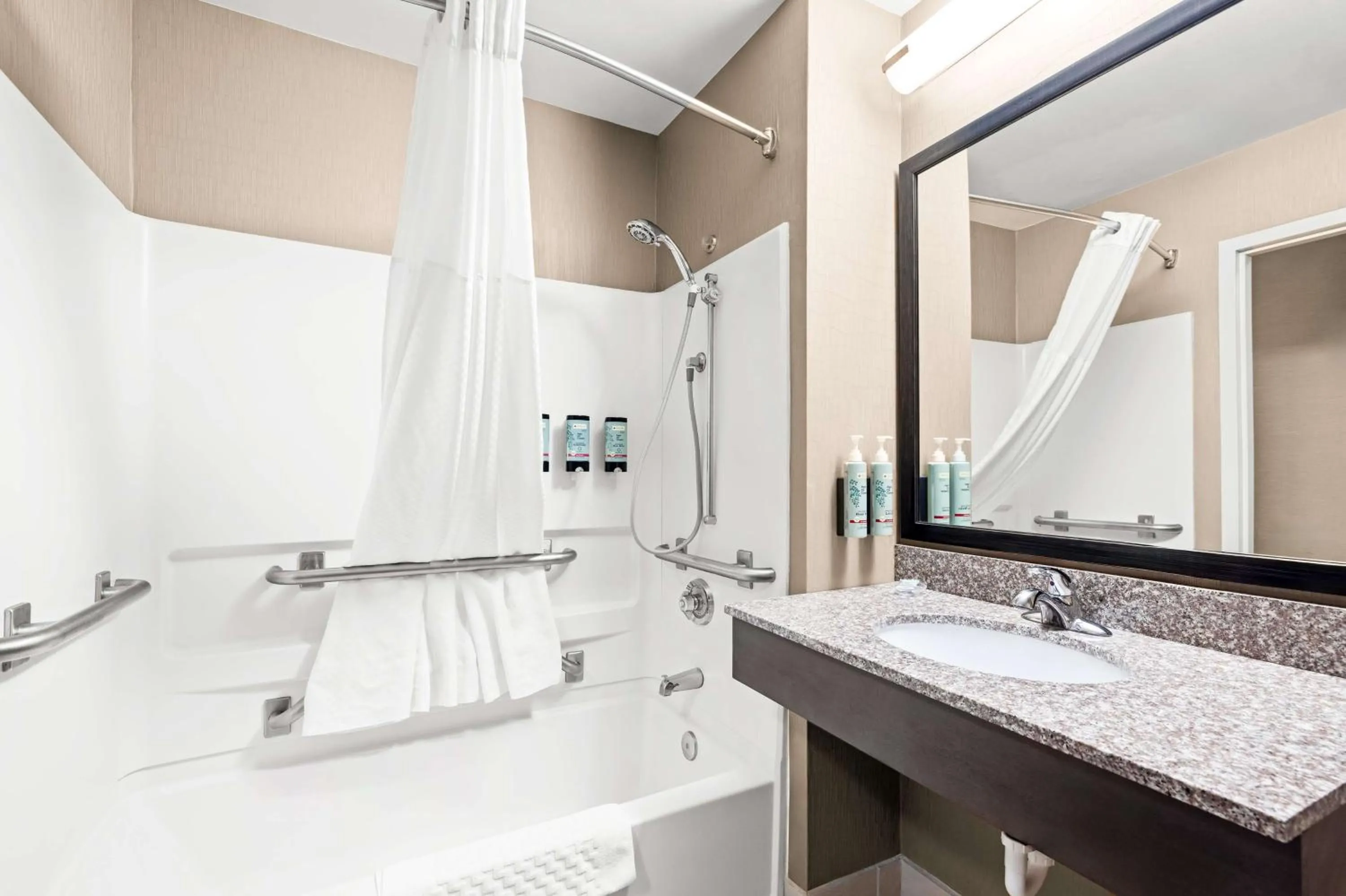 Bathroom in Best Western Maple City Inn