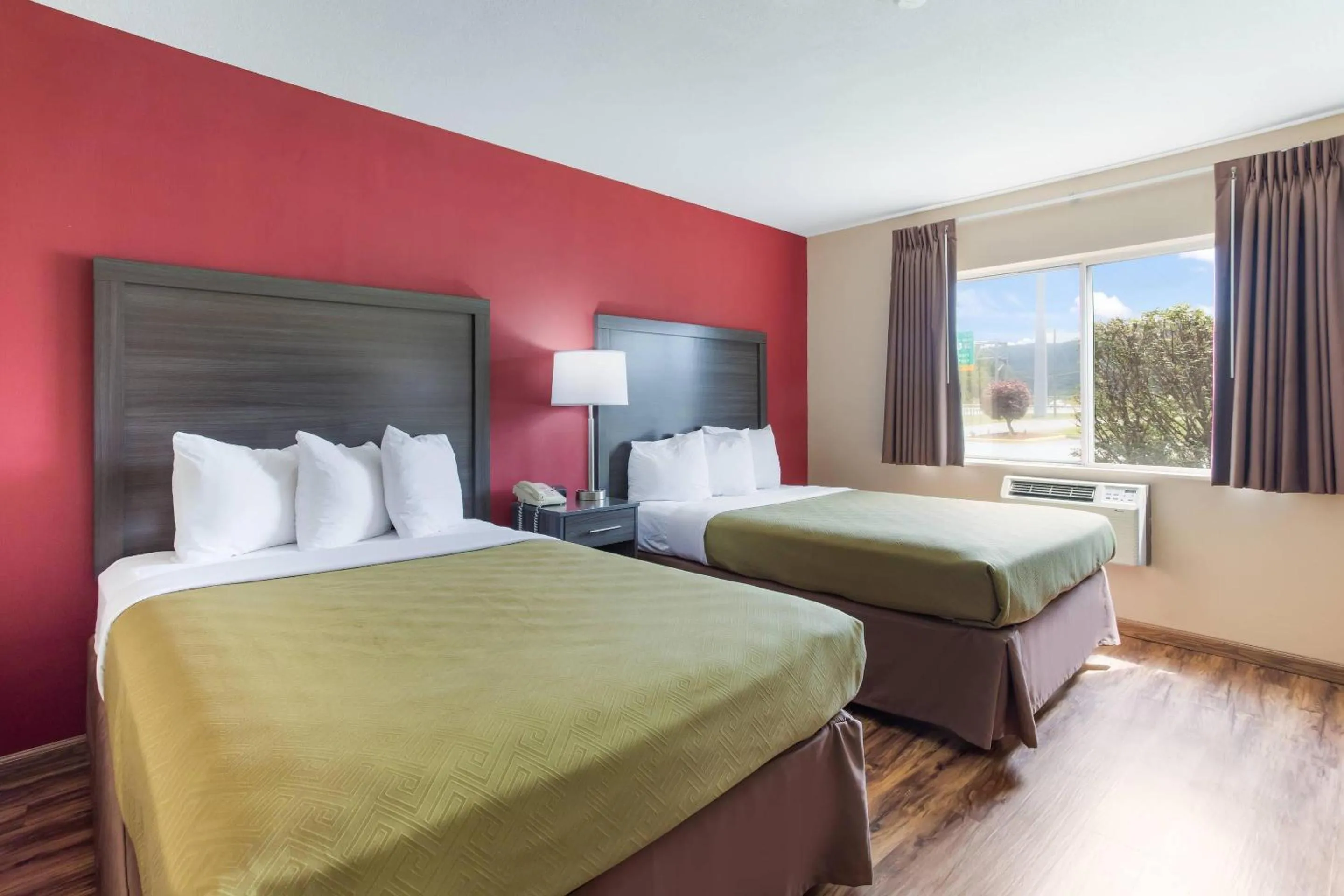 Bedroom, Bed in Econo Lodge Painted Post - Corning