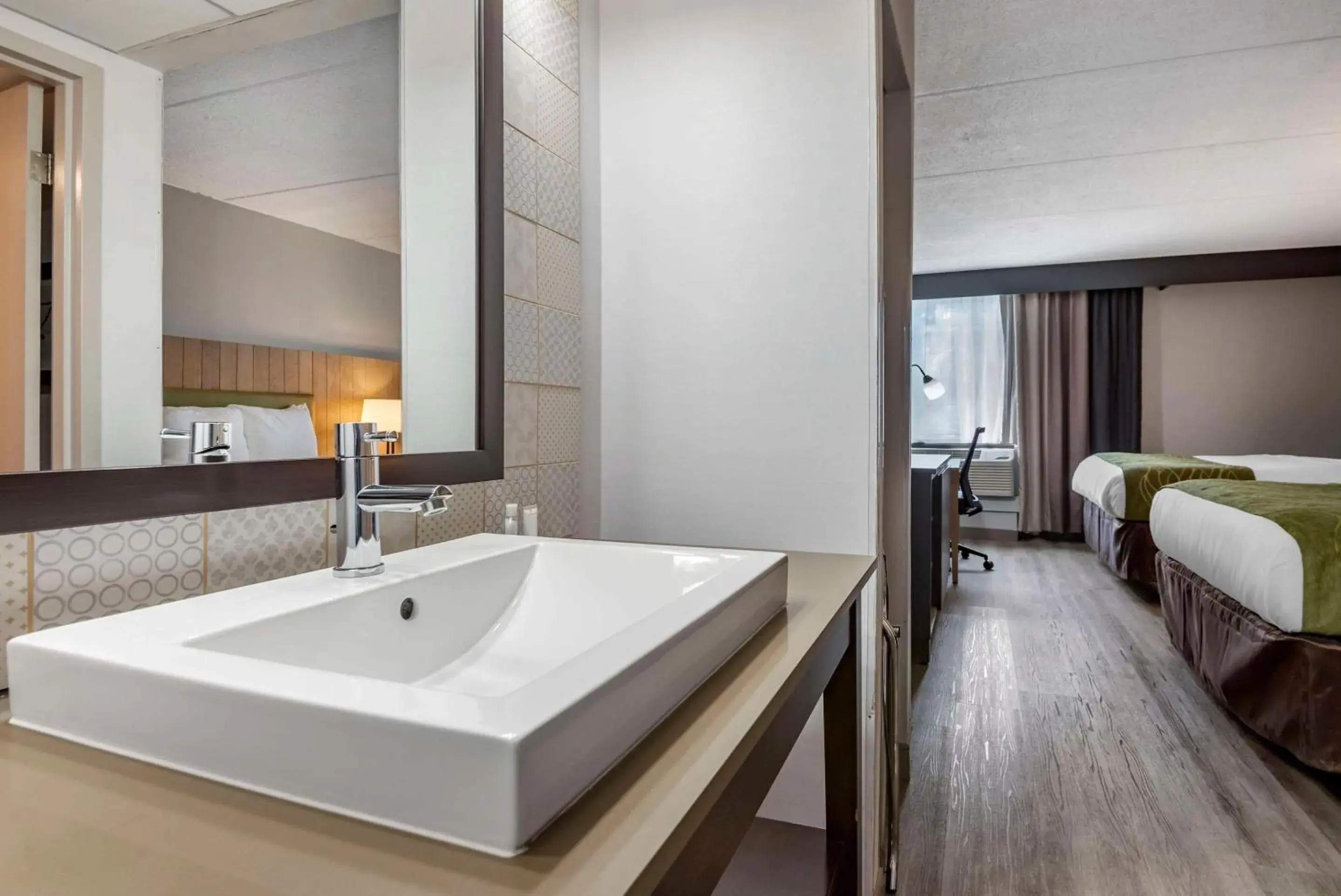 Bedroom, Bed in Comfort Inn & Suites Liverpool - Syracuse North Bedroom, Bed in Comfort Inn & Suites Liverpool - Syracuse North