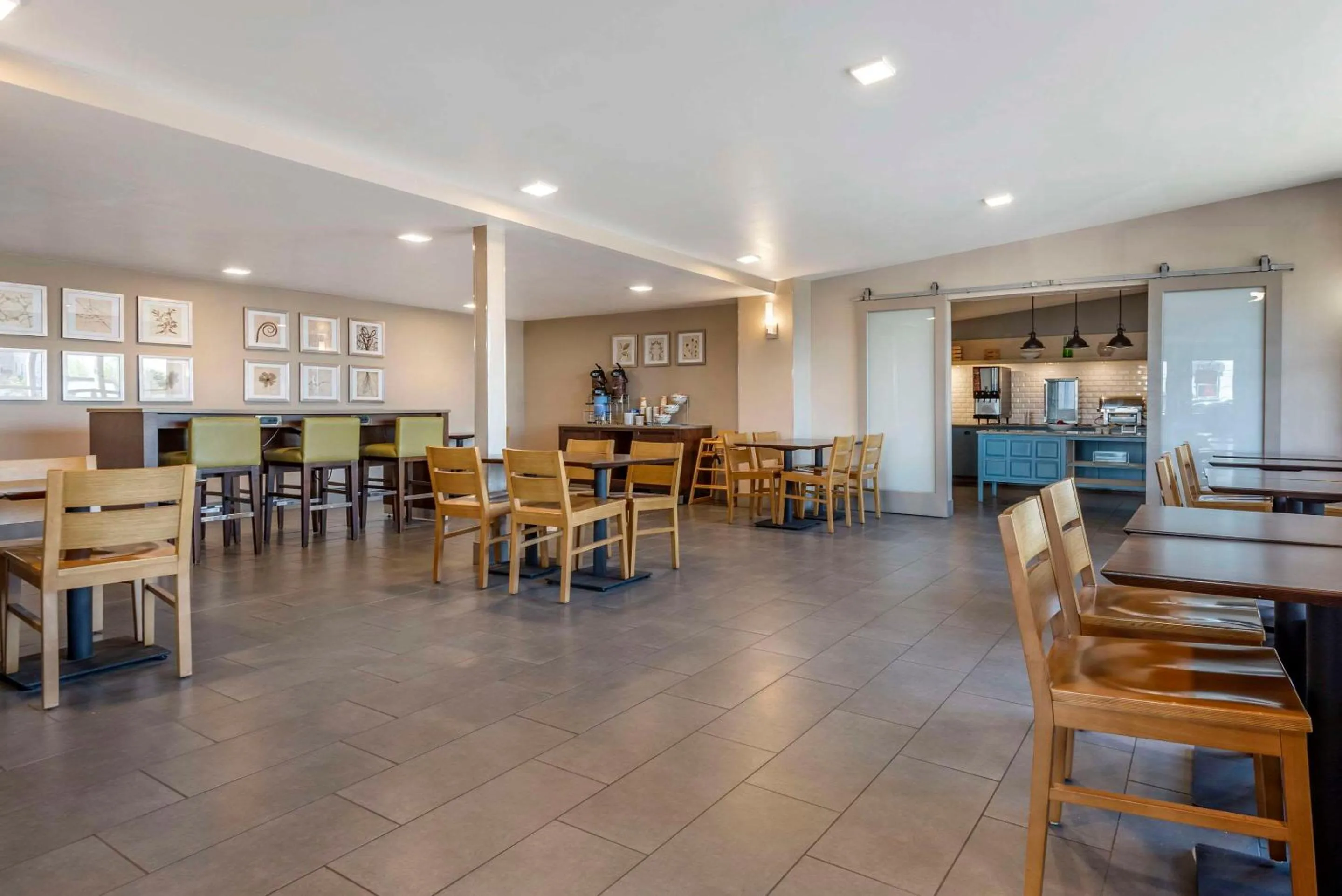 Breakfast in Comfort Inn & Suites Liverpool - Syracuse North