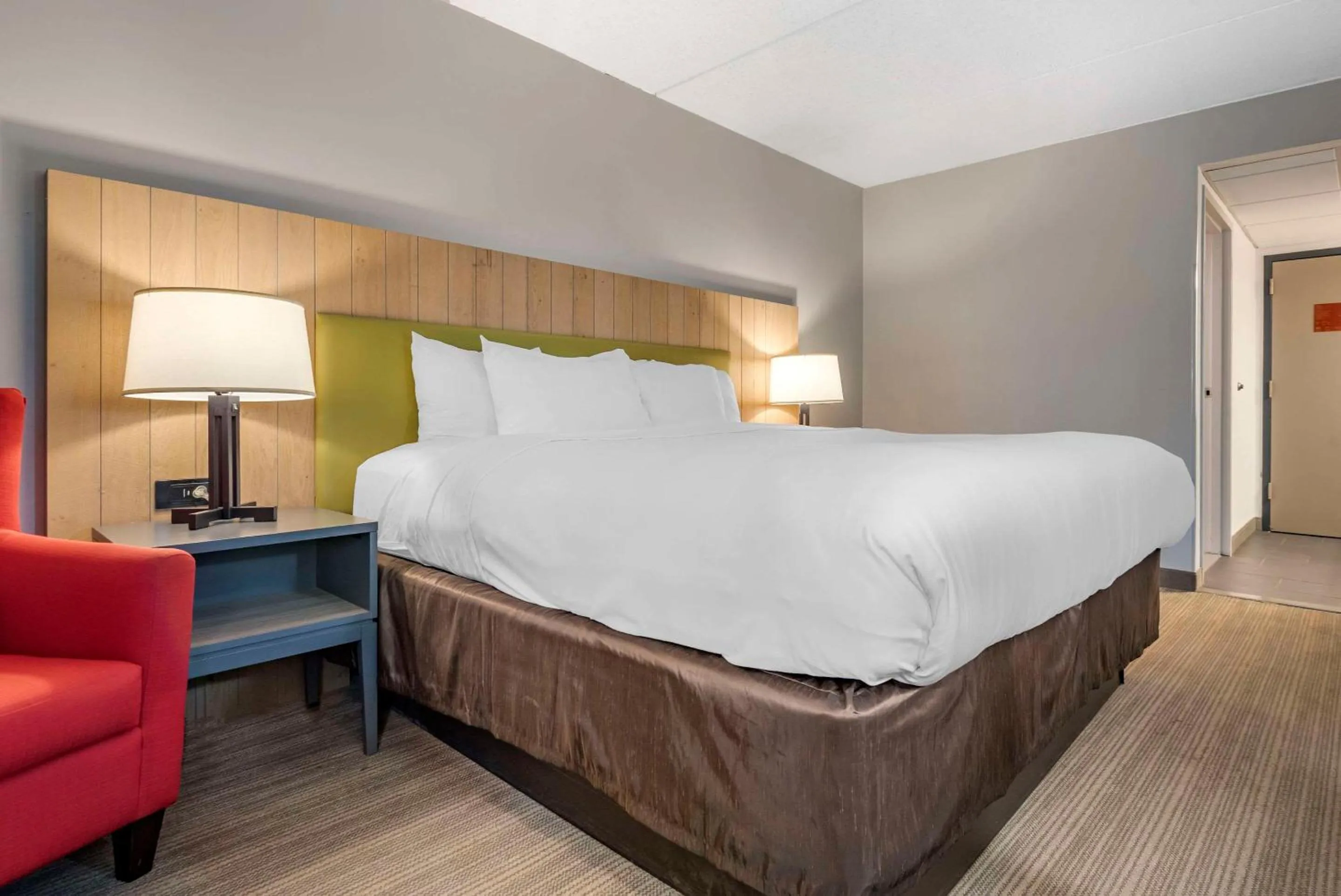 Bedroom, Bed in Comfort Inn & Suites Liverpool - Syracuse North