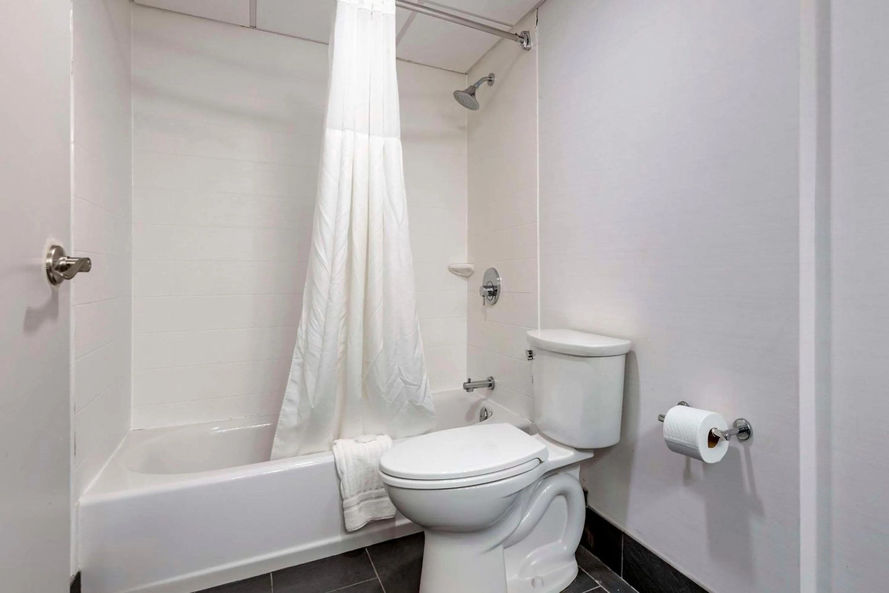 Bedroom in Comfort Inn & Suites Liverpool - Syracuse North