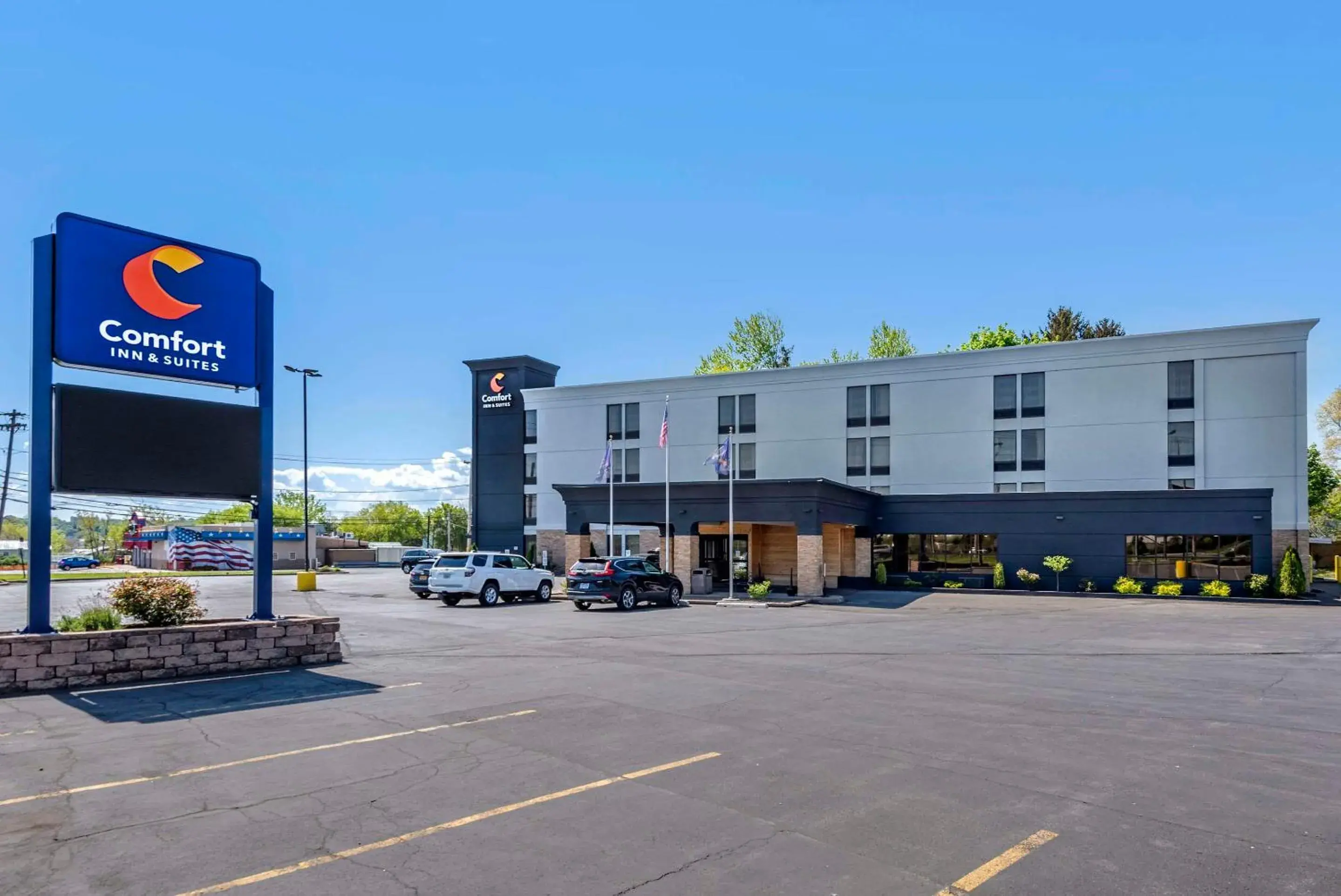 Property building in Comfort Inn & Suites Liverpool - Syracuse North Property building in Comfort Inn & Suites Liverpool - Syracuse North