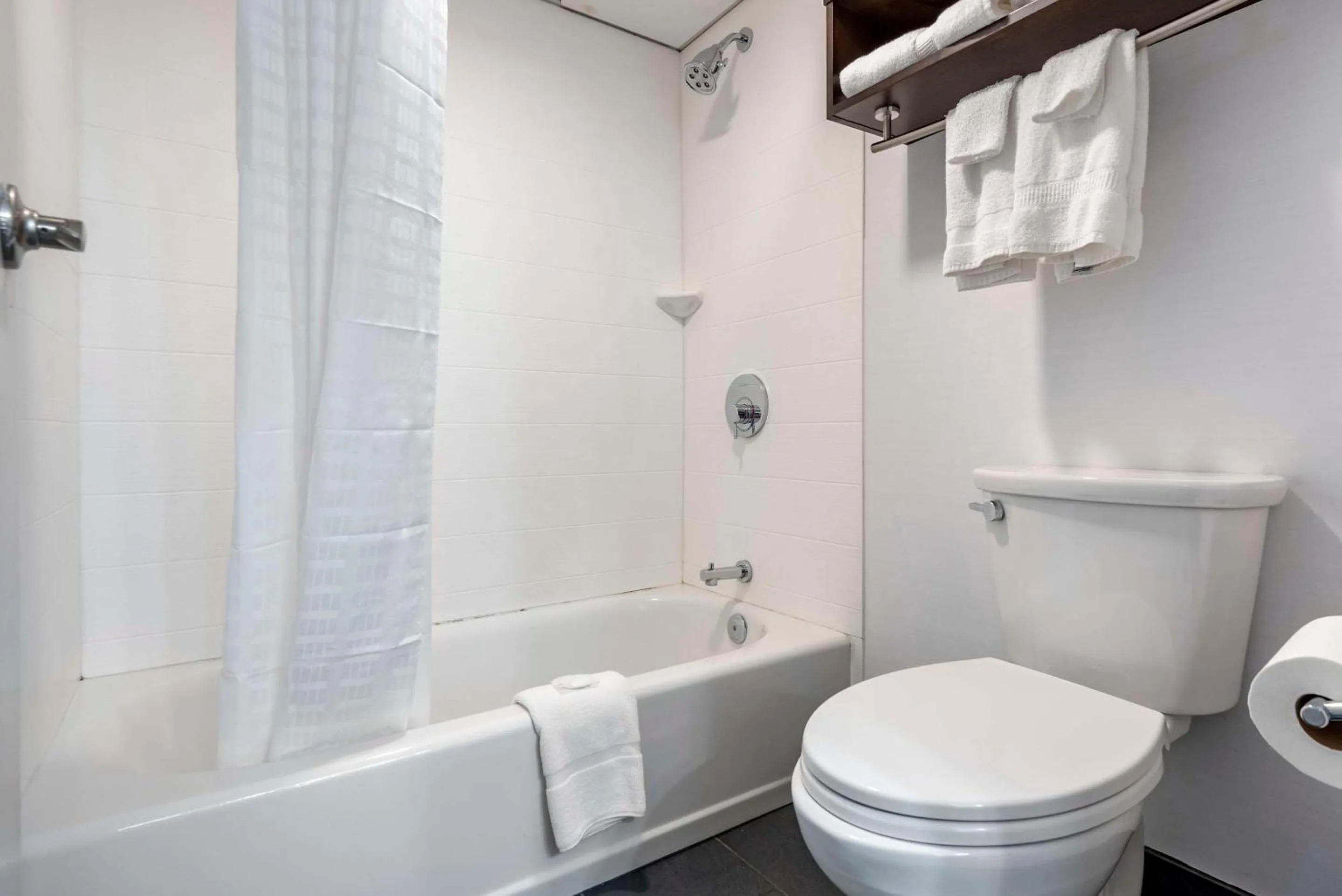 Bedroom in Comfort Inn & Suites Liverpool - Syracuse North