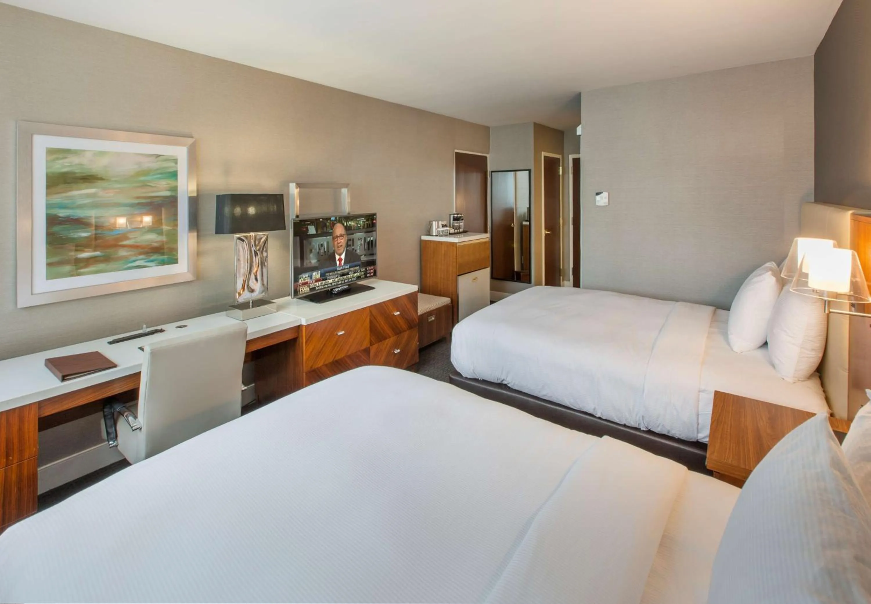 Bedroom, Bed in DoubleTree by Hilton Nanuet