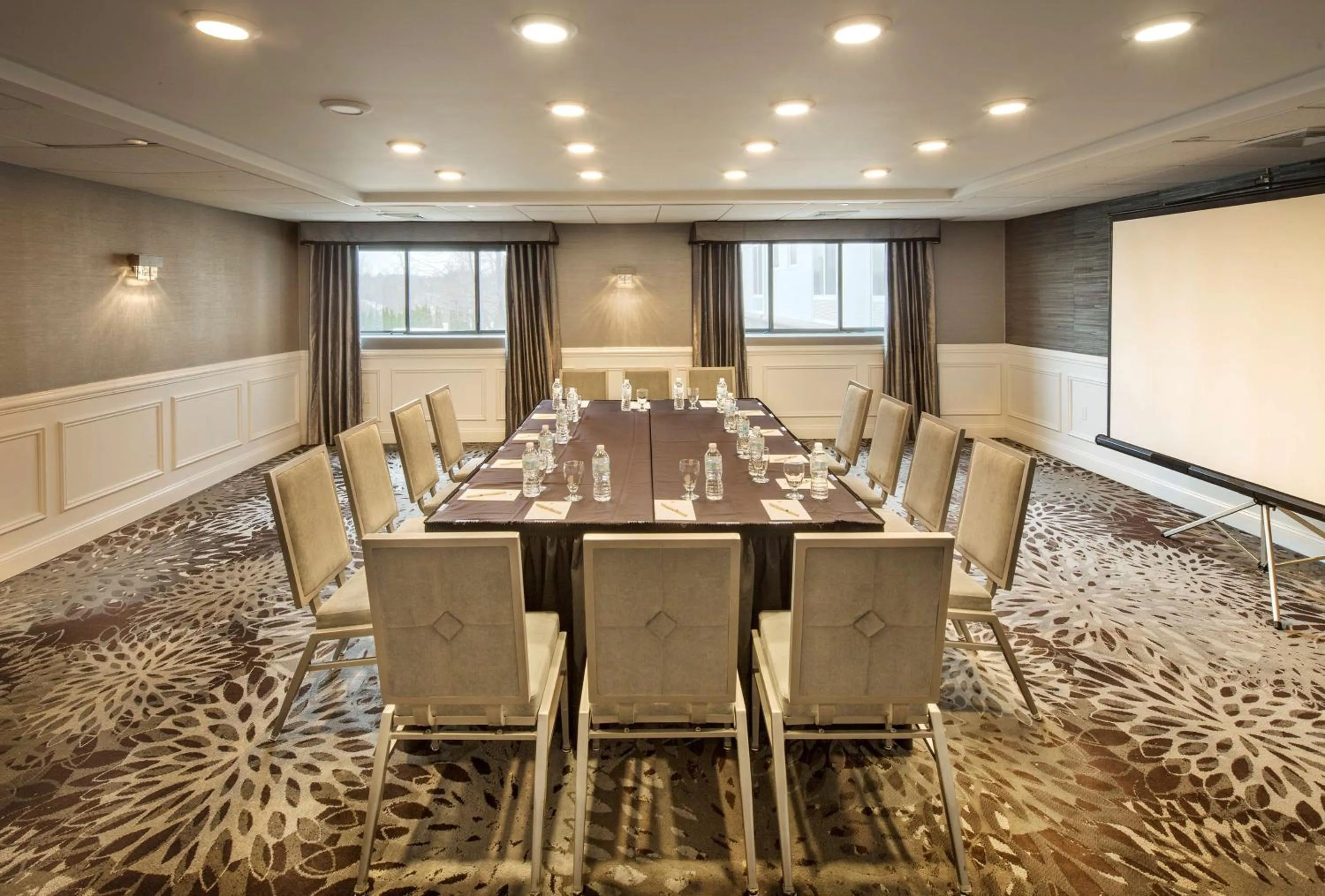 Dining area in DoubleTree by Hilton Nanuet