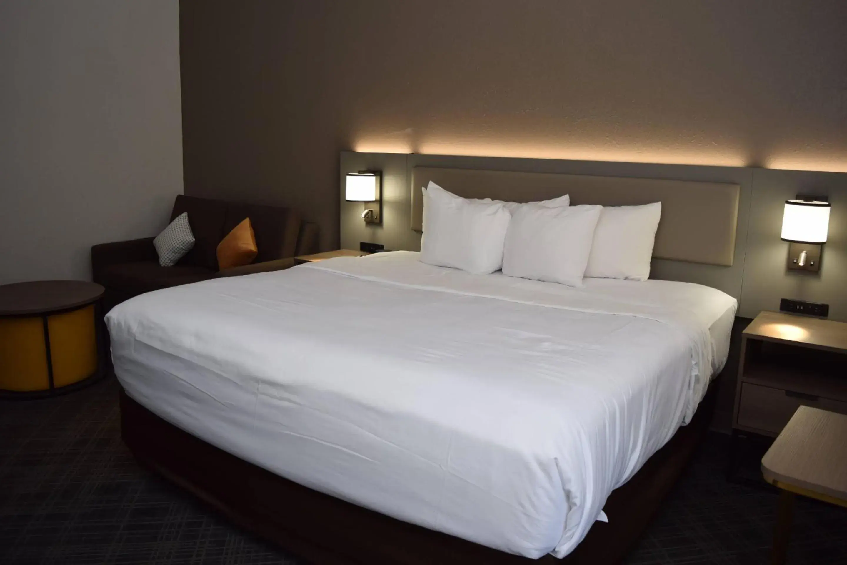 Bedroom, Bed in Comfort Inn & Suites Syracuse-Carrier Circle Bedroom, Bed in Comfort Inn & Suites Syracuse-Carrier Circle