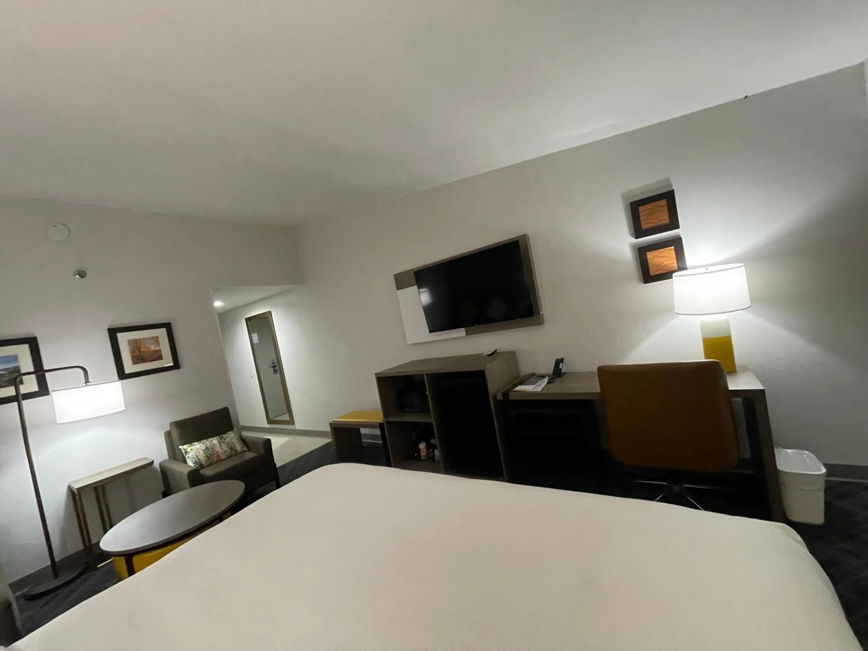 Communal lounge/ TV room, Bed in Comfort Inn & Suites Syracuse-Carrier Circle