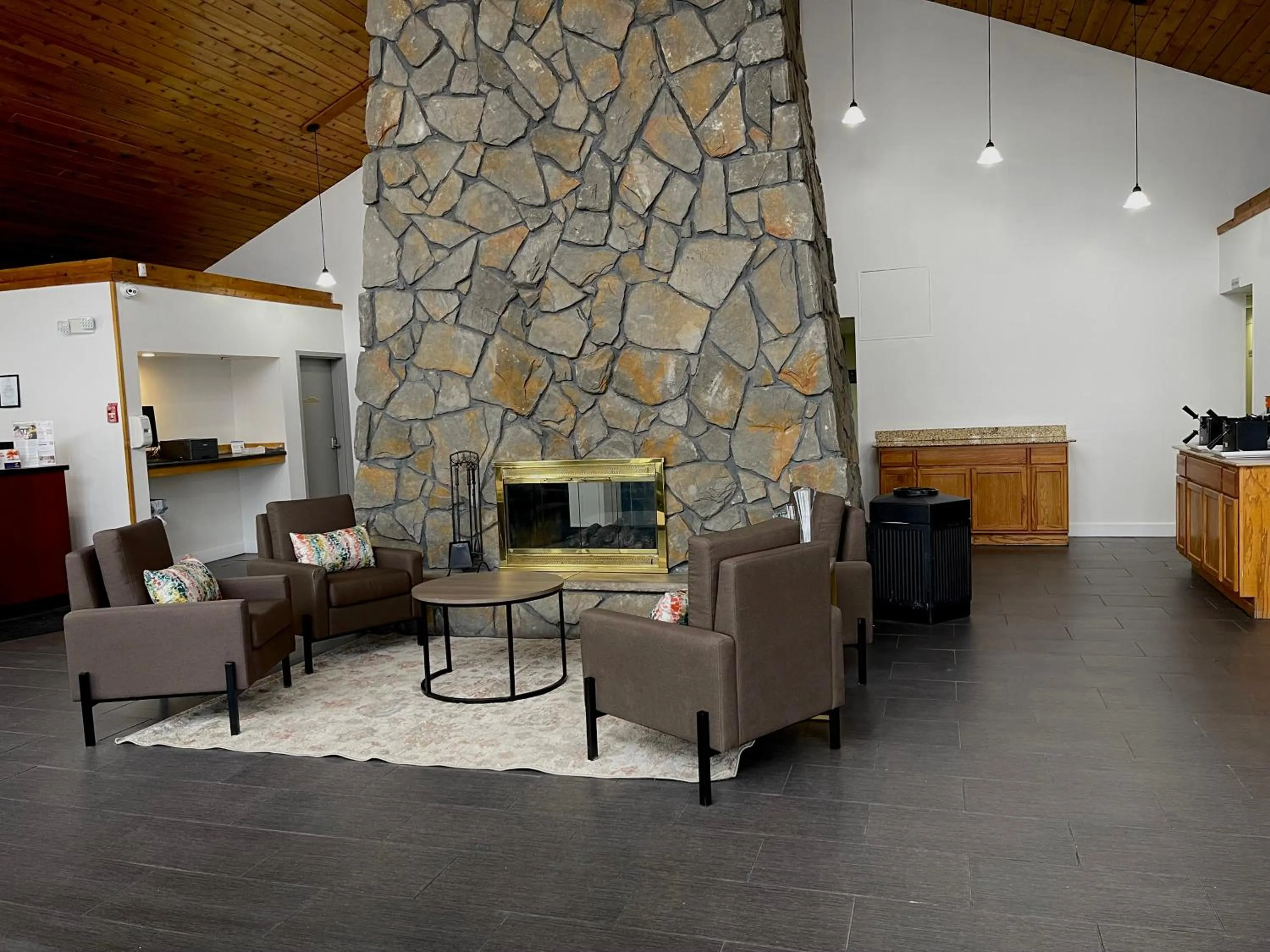 Seating area in Comfort Inn & Suites Syracuse-Carrier Circle