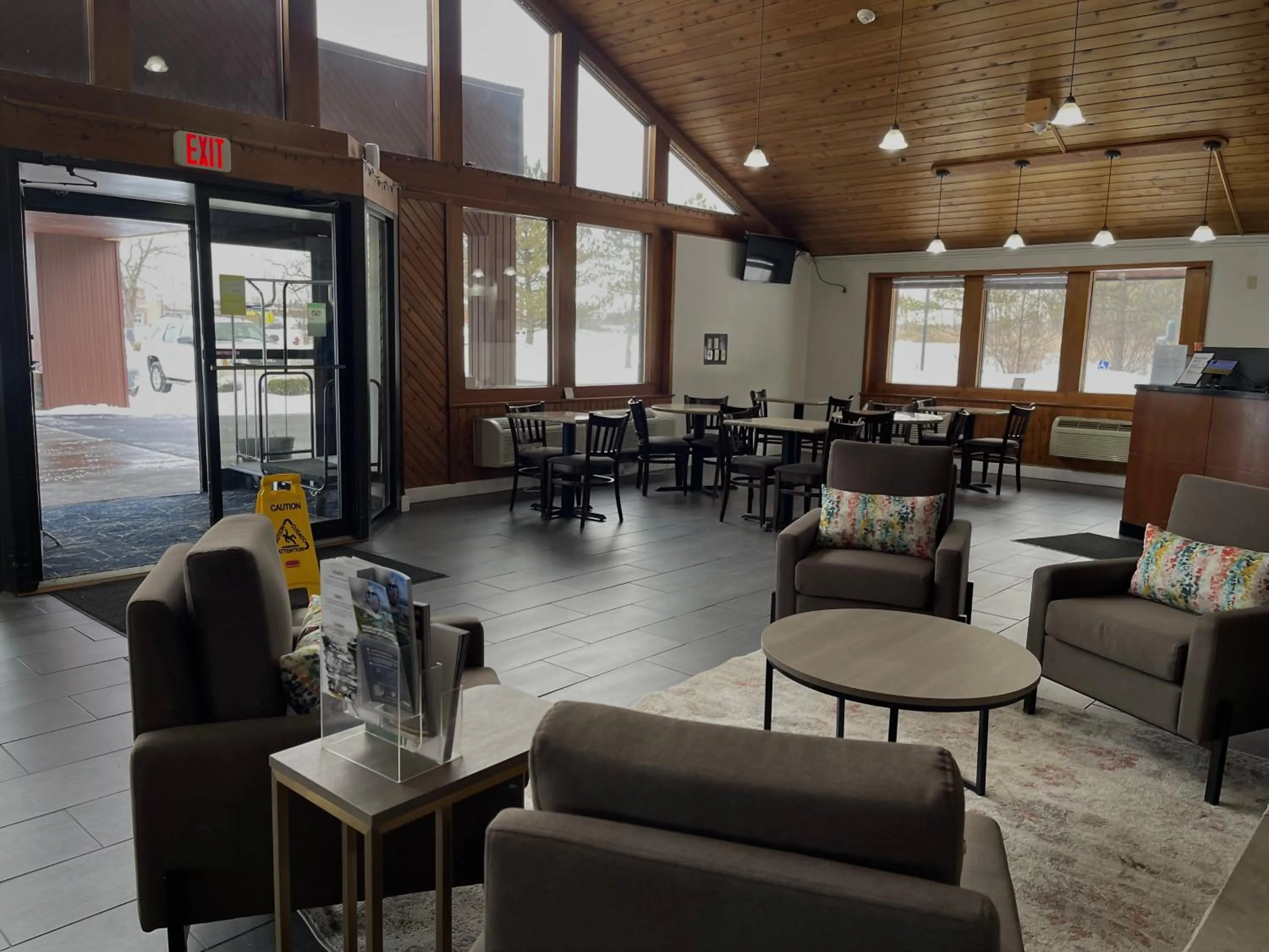 Seating area in Comfort Inn & Suites Syracuse-Carrier Circle