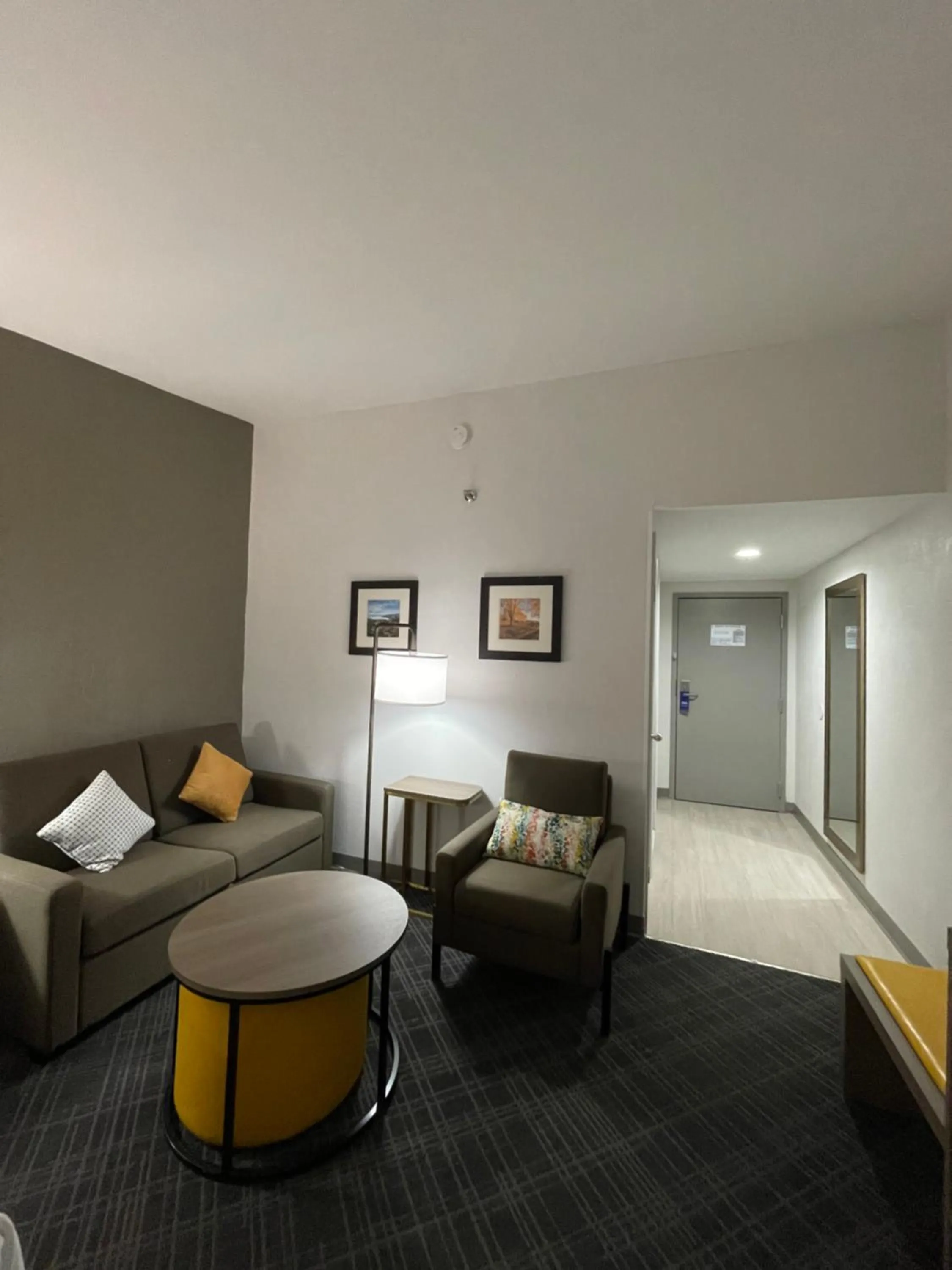 Living room, Bed in Comfort Inn & Suites Syracuse-Carrier Circle