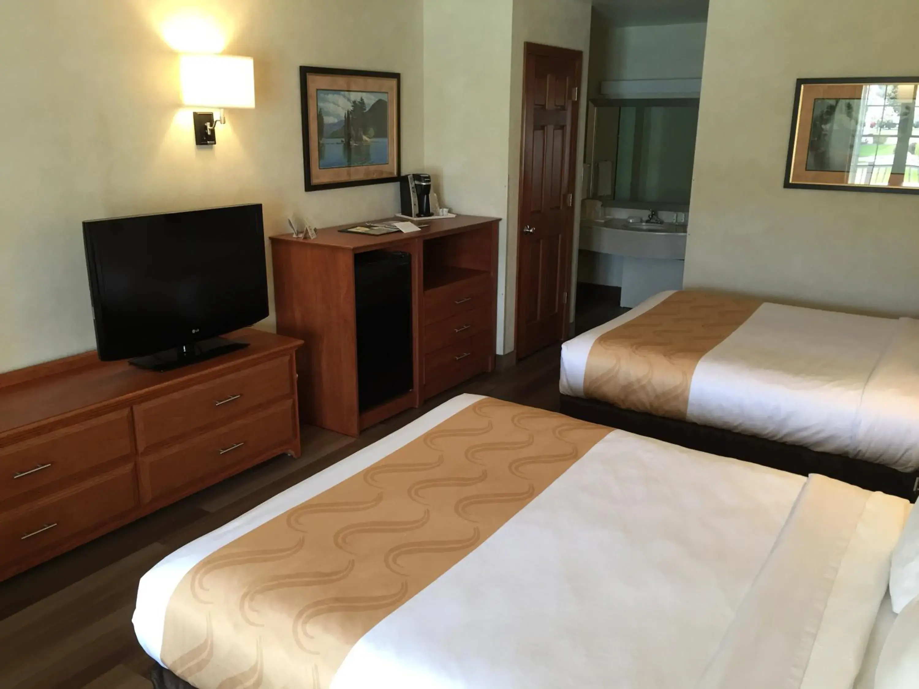 TV and multimedia, Bed in Quality Inn Lake George