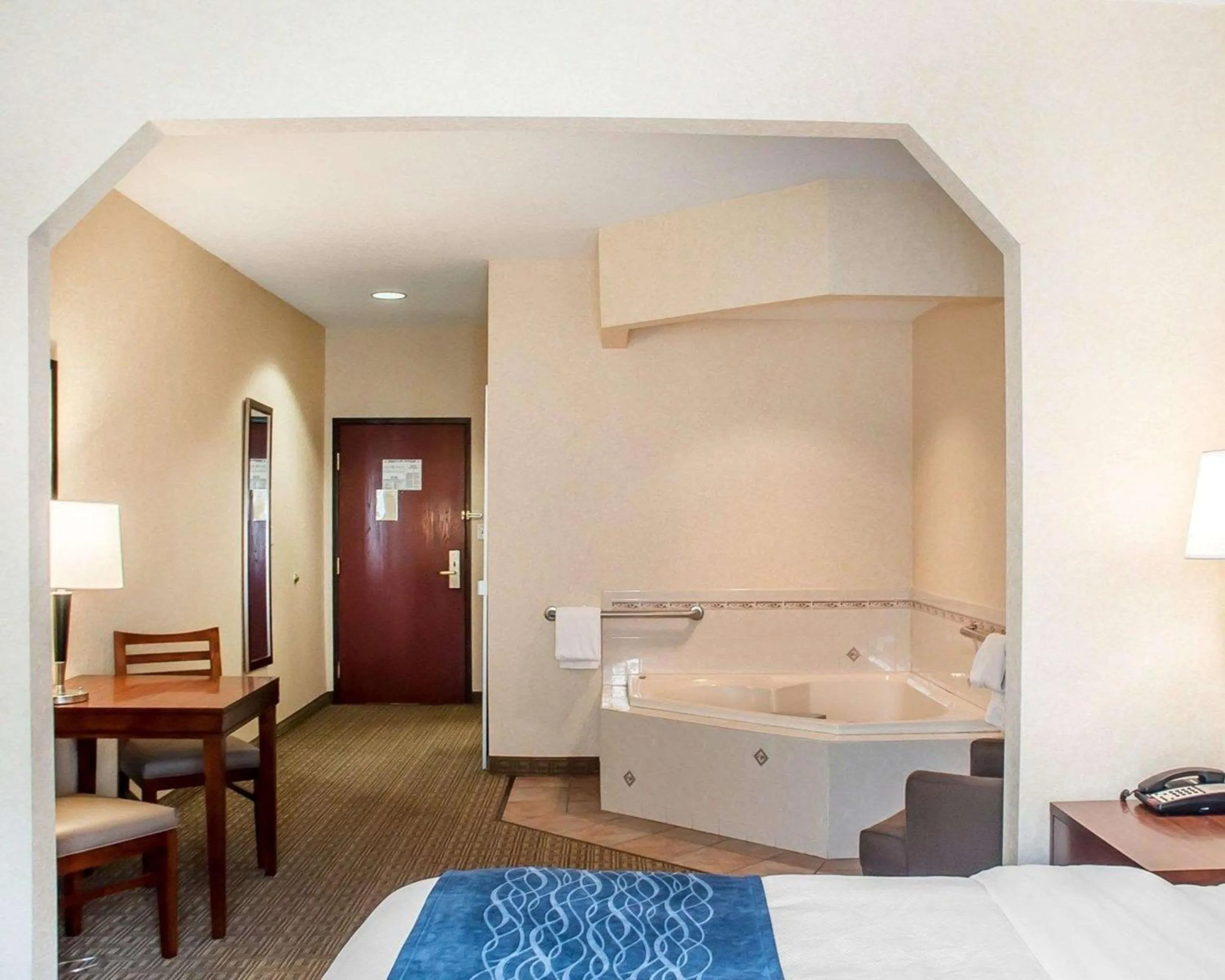 Photo of the whole room, Bed in Comfort Inn & Suites Hamburg - Buffalo South