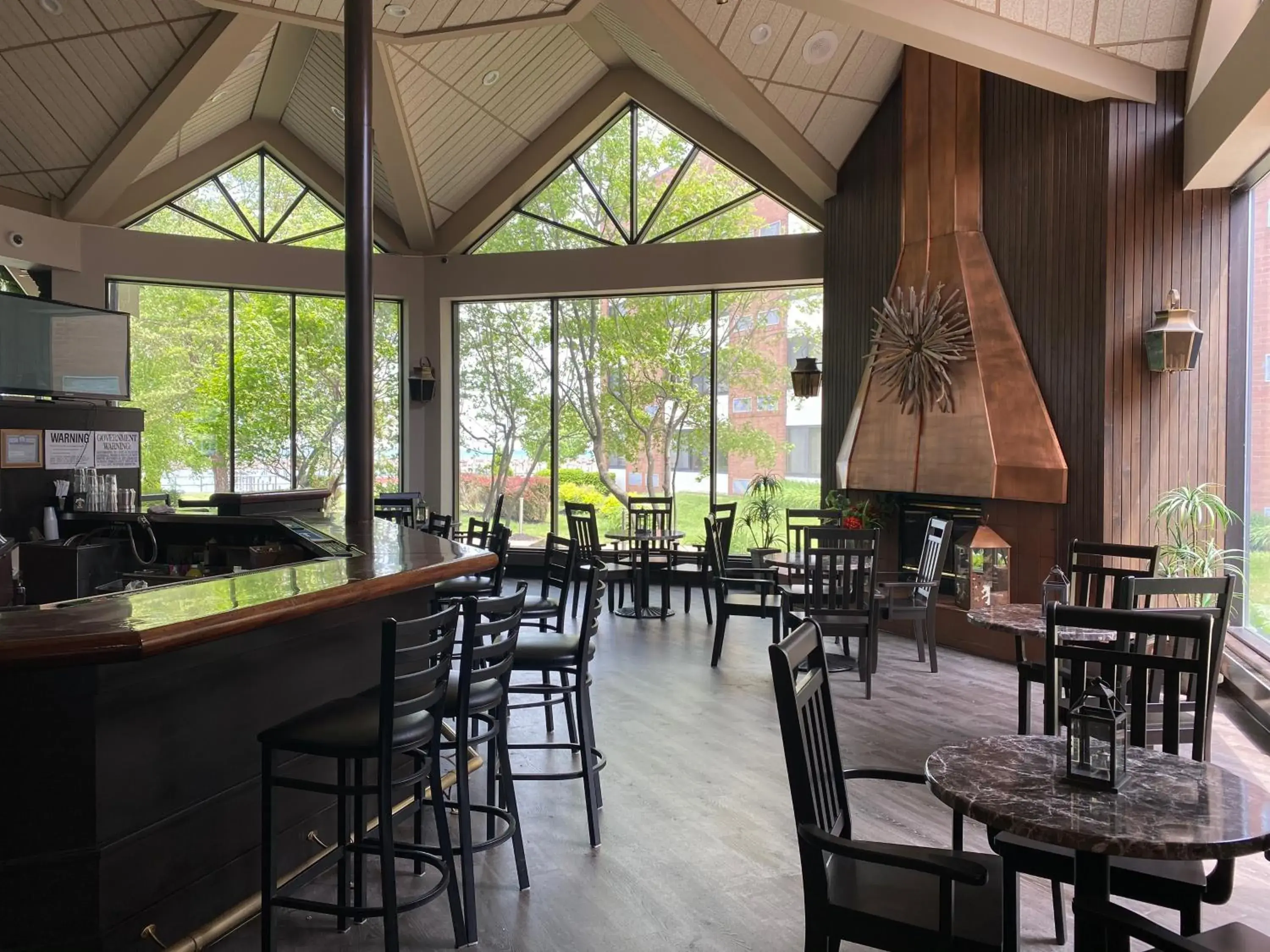 Lounge or bar in Clarion Hotel Conference Center on Lake Erie Lounge or bar in Clarion Hotel Conference Center on Lake Erie