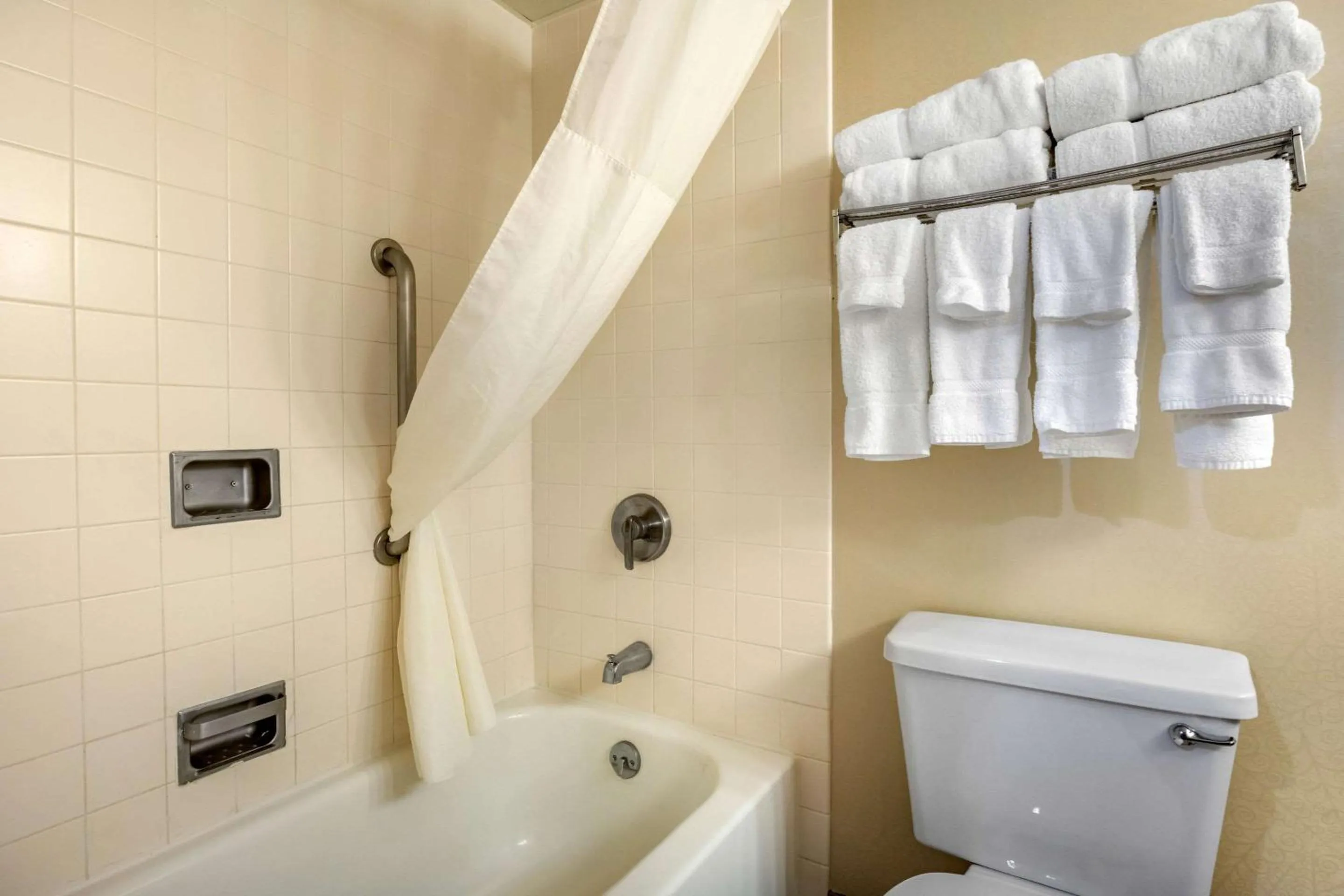 Bathroom in Clarion Hotel Conference Center on Lake Erie