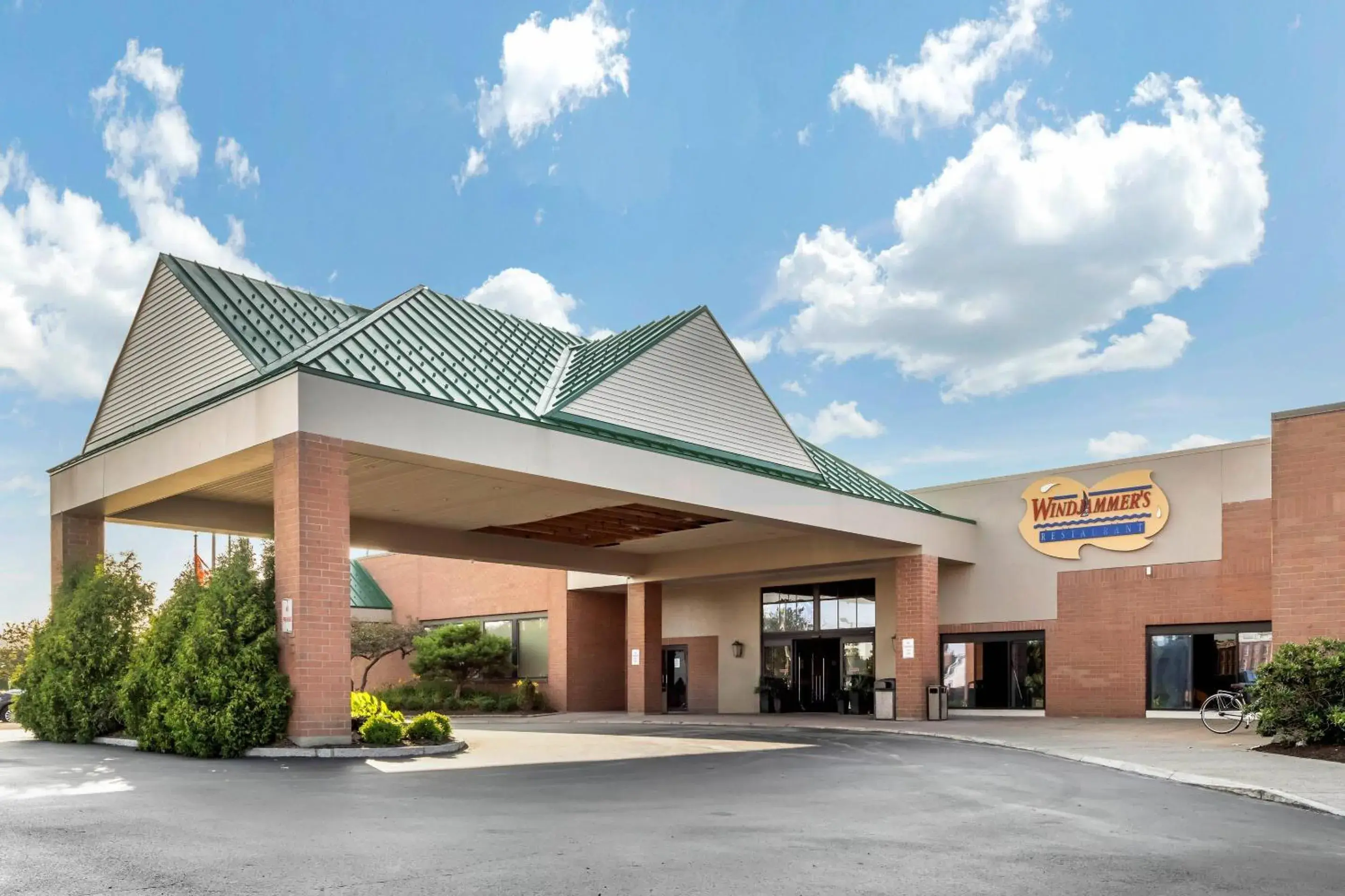 Property building in Clarion Hotel Conference Center on Lake Erie Property building in Clarion Hotel Conference Center on Lake Erie