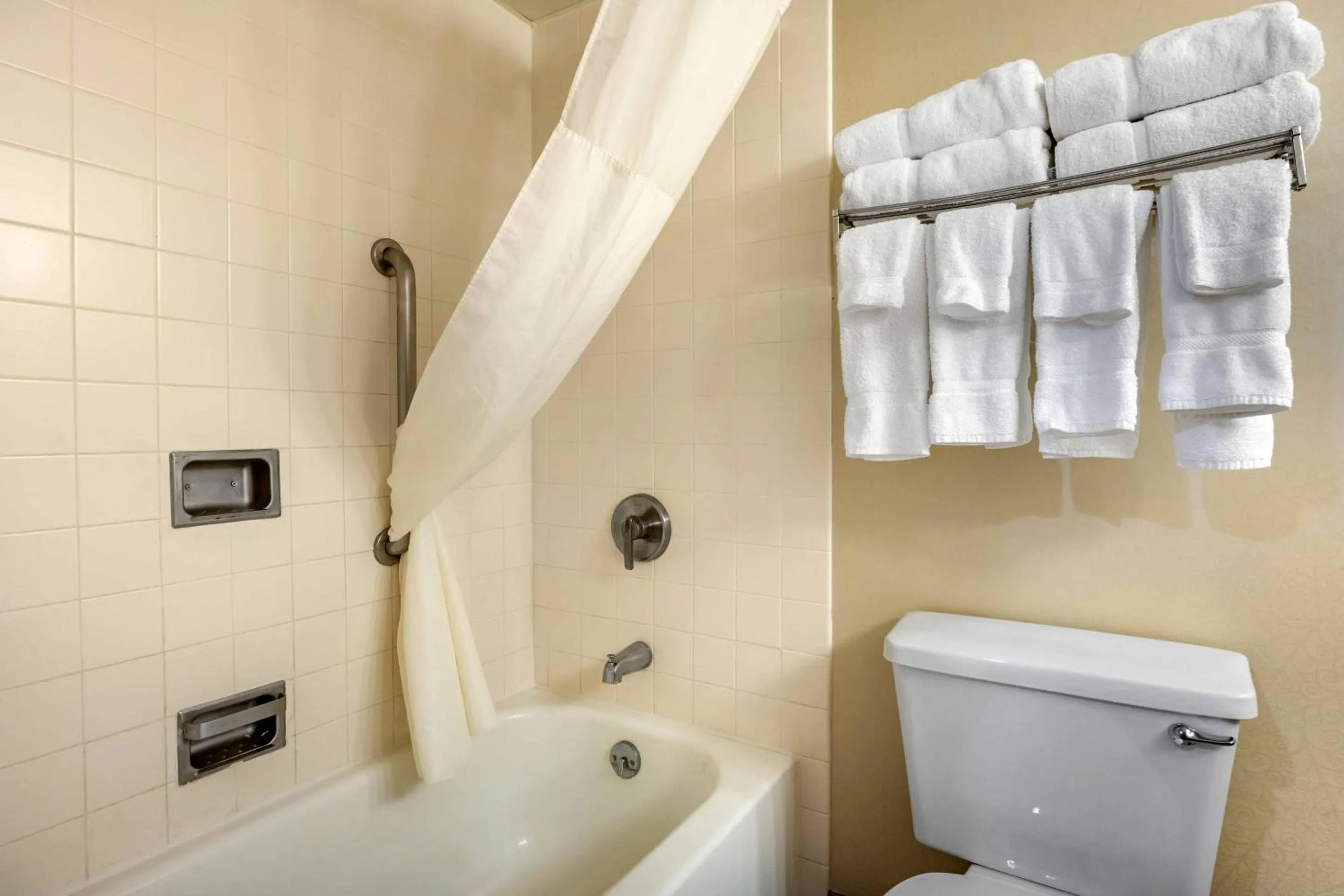 Bedroom in Clarion Hotel Conference Center on Lake Erie