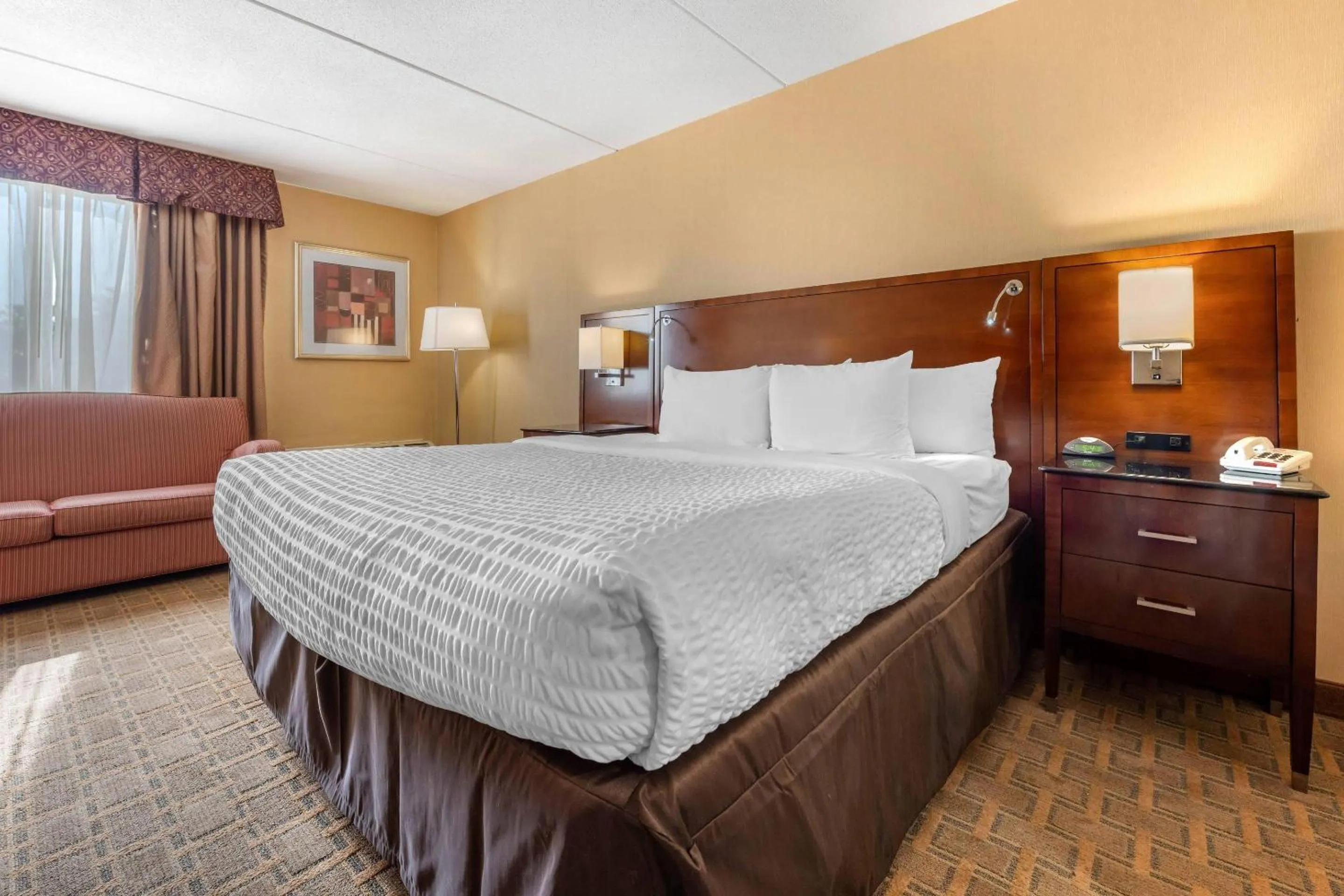 Bedroom, Bed in Clarion Hotel Conference Center on Lake Erie