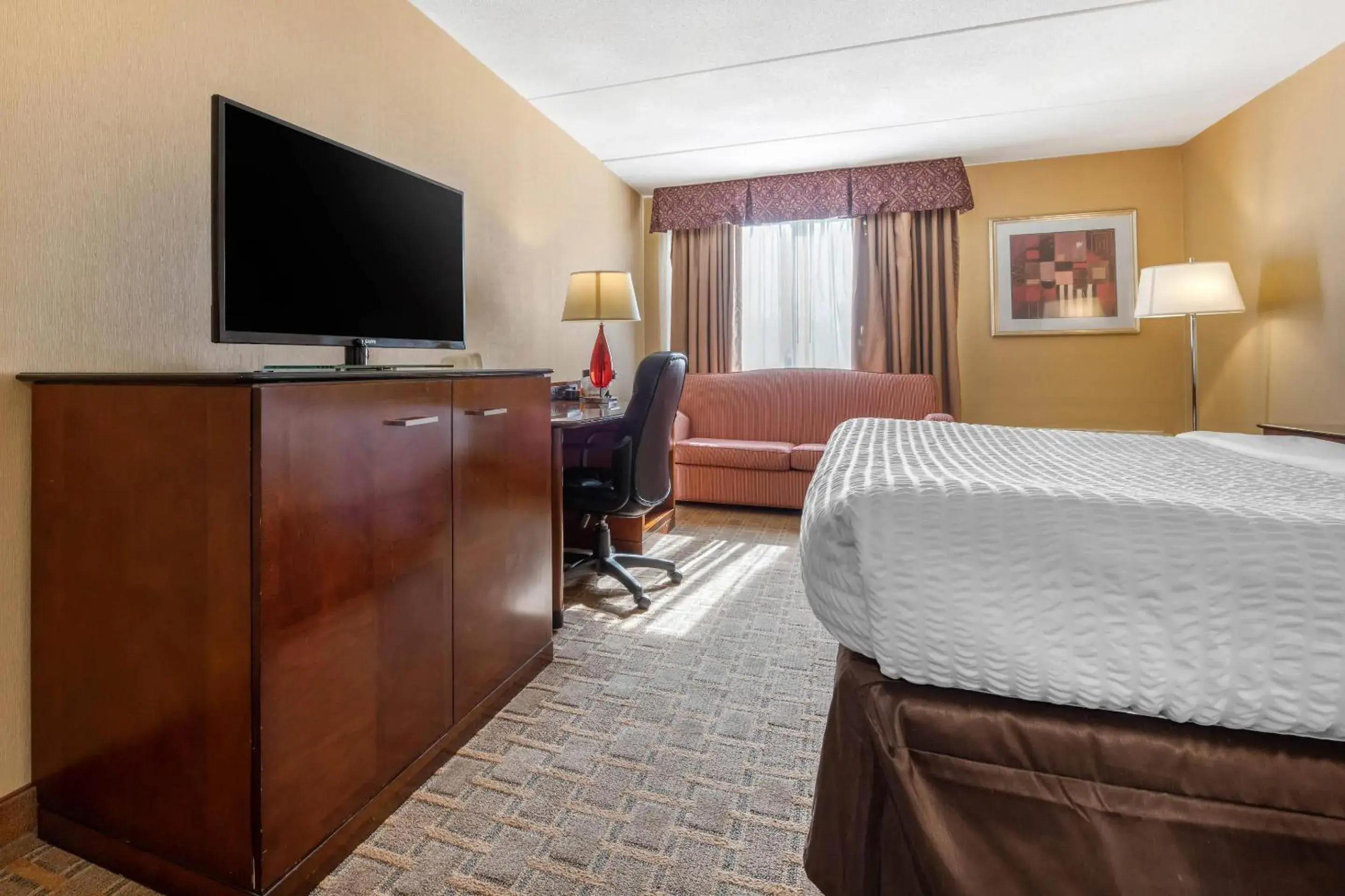 Bedroom, Bed in Clarion Hotel Conference Center on Lake Erie Bedroom, Bed in Clarion Hotel Conference Center on Lake Erie