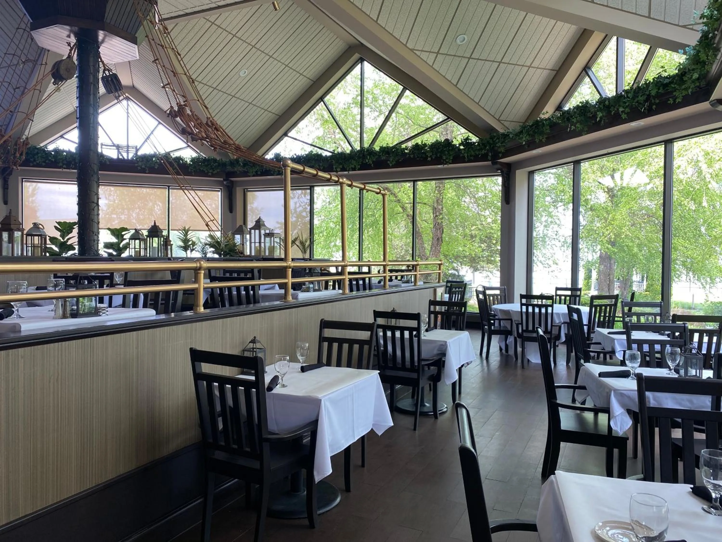 Restaurant/places to eat in Clarion Hotel Conference Center on Lake Erie