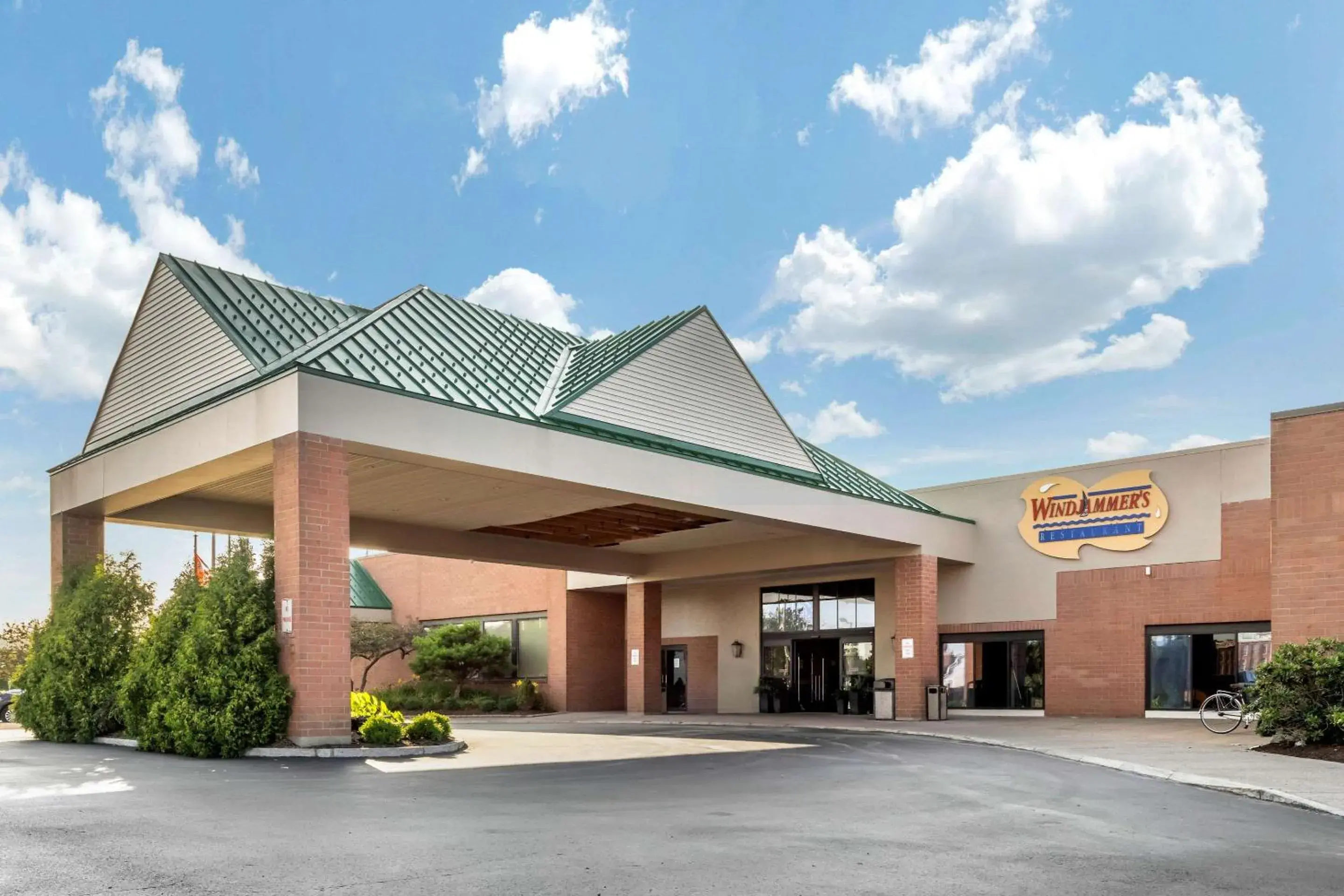 Property building in Clarion Hotel Conference Center on Lake Erie Property building in Clarion Hotel Conference Center on Lake Erie