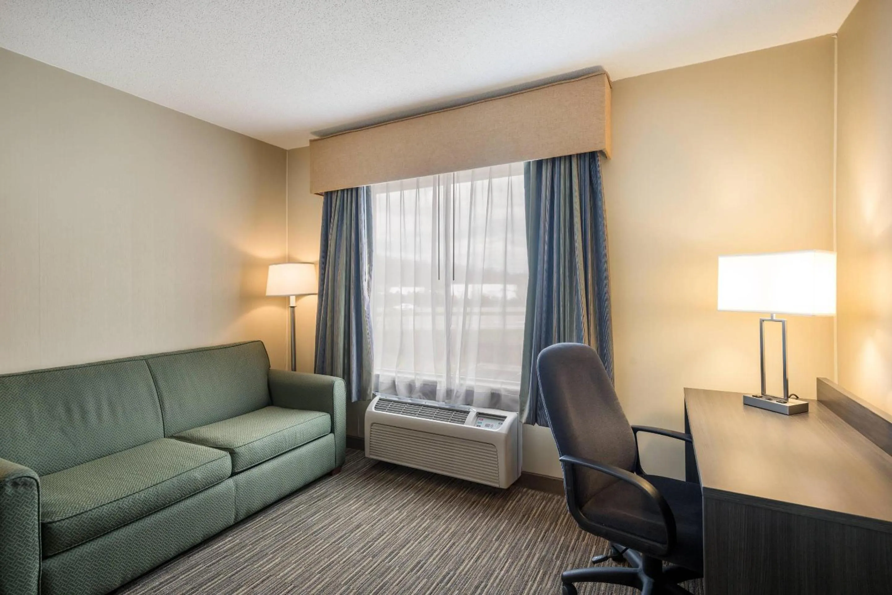Bedroom in Quality Inn & Suites Fishkill South near I-84