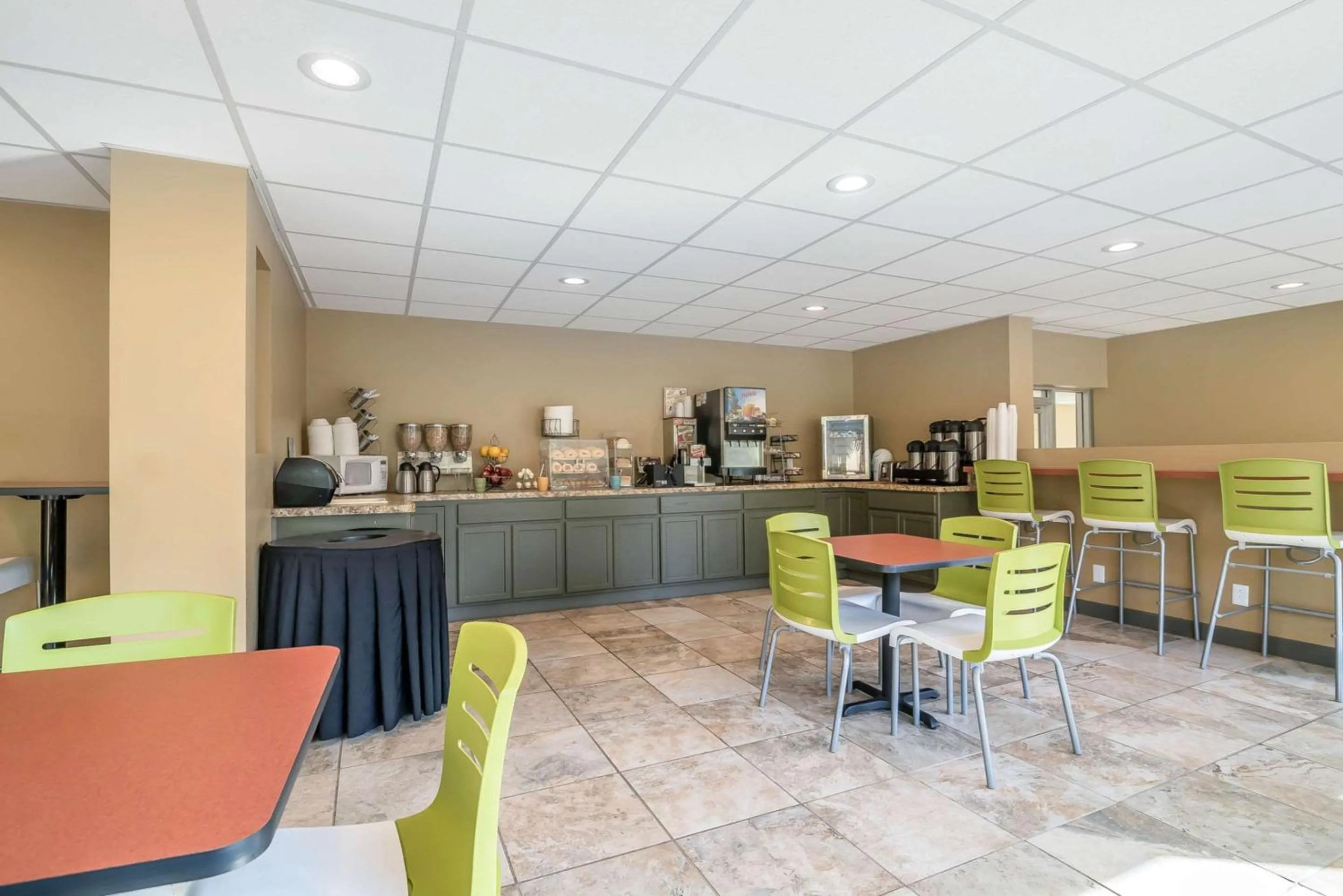 Restaurant/Places to Eat in Econo Lodge Inn & Suites